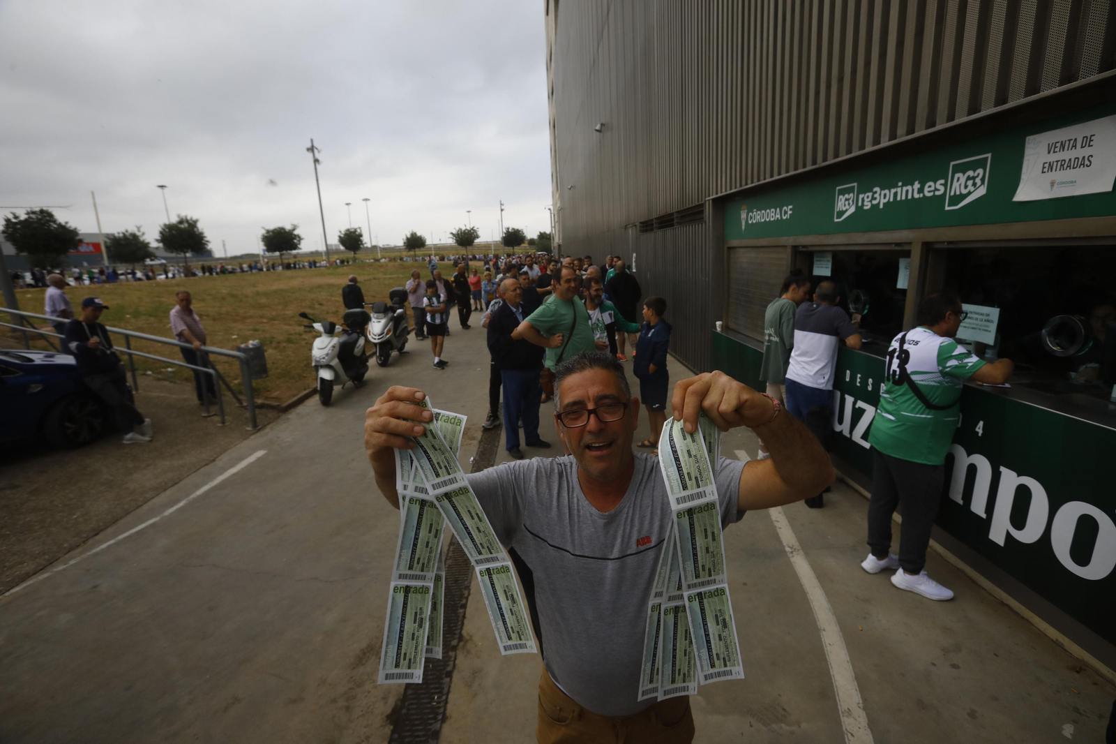 Las mejores fotos de las colas de El Arcángel para conseguir las entradas del Córdoba CF - Barcelona Atlétic Las mejores fotos de las colas de El Arcángel para conseguir las entradas del Córdoba CF - Barcelona Atlétic
