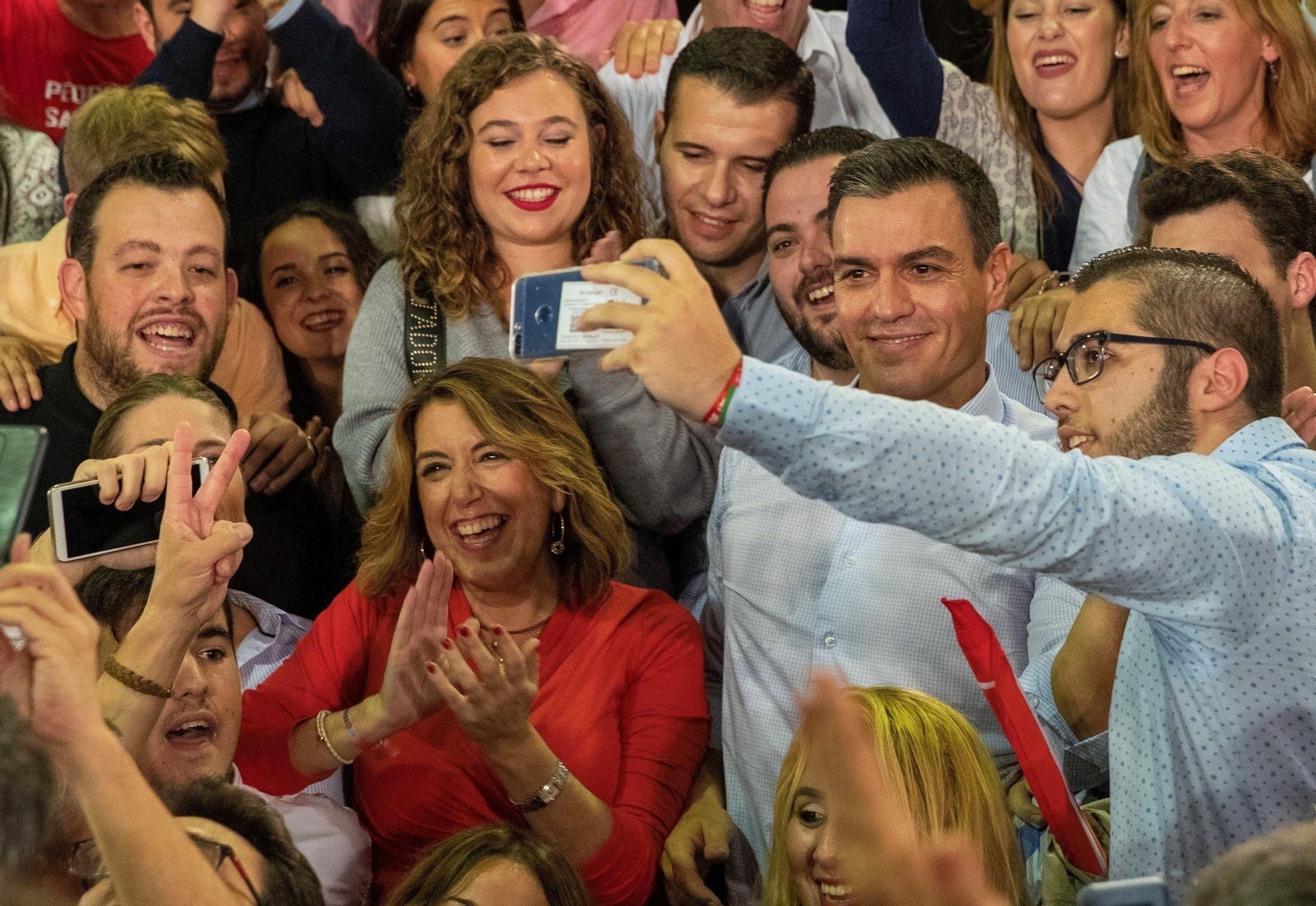Pedro Sánchez inicia su campaña electoral en Sevilla, acompañado por Susana Díaz y la ministra en funciones María Jesús Montero.