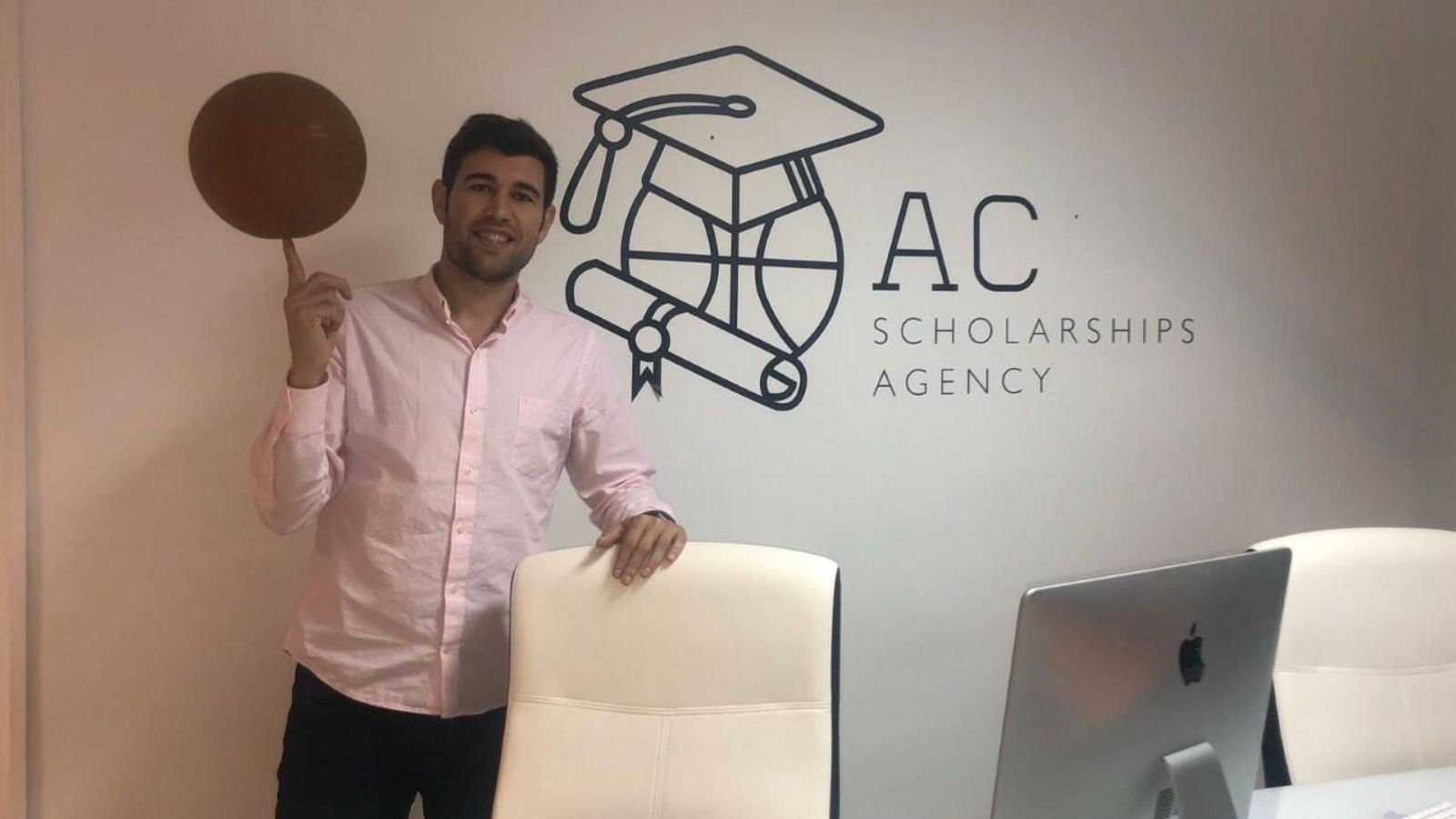 Ángel Martín, en la sede de AC Scholarships.