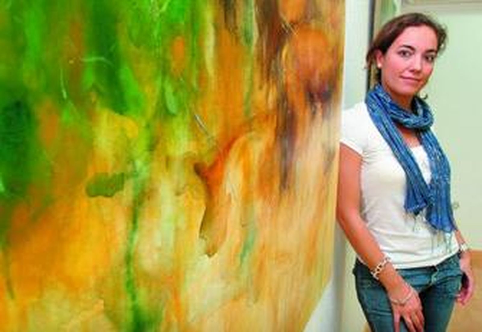 Rocío Cano posa junto a una de sus obras, que se podrán ver desde hoy en la sala 'ArteaDiario'.