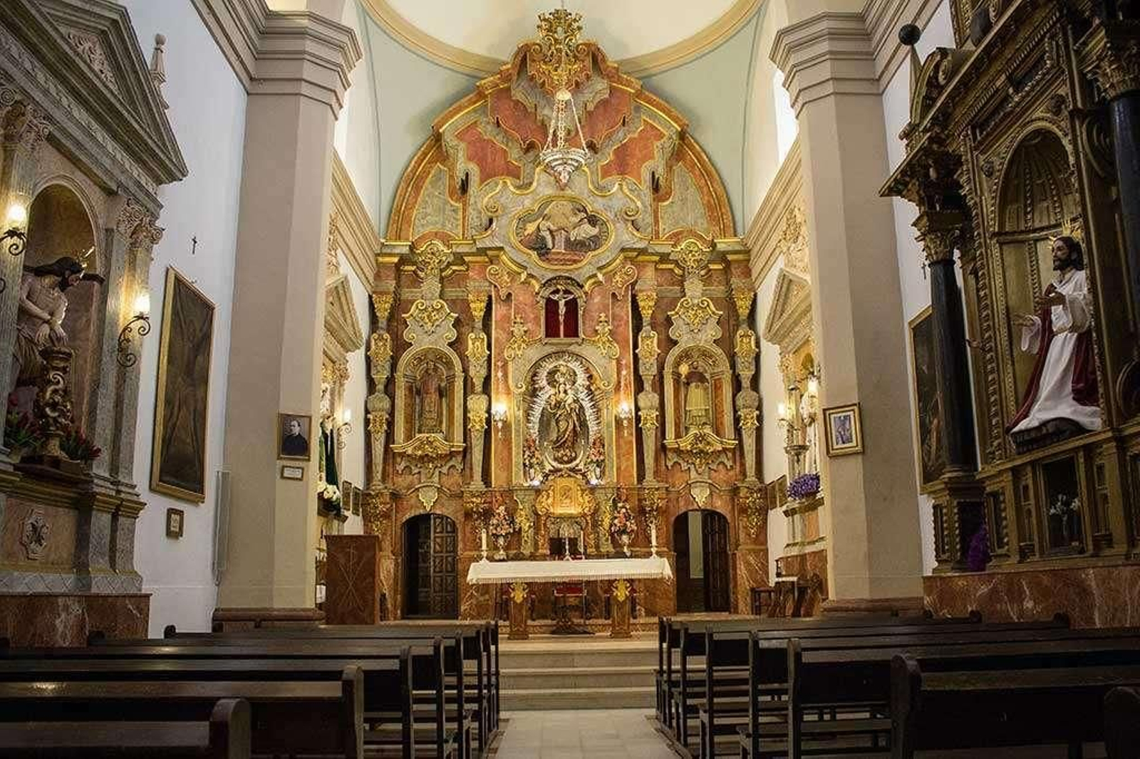 Altar de la ermita de la Rosa de Montilla.