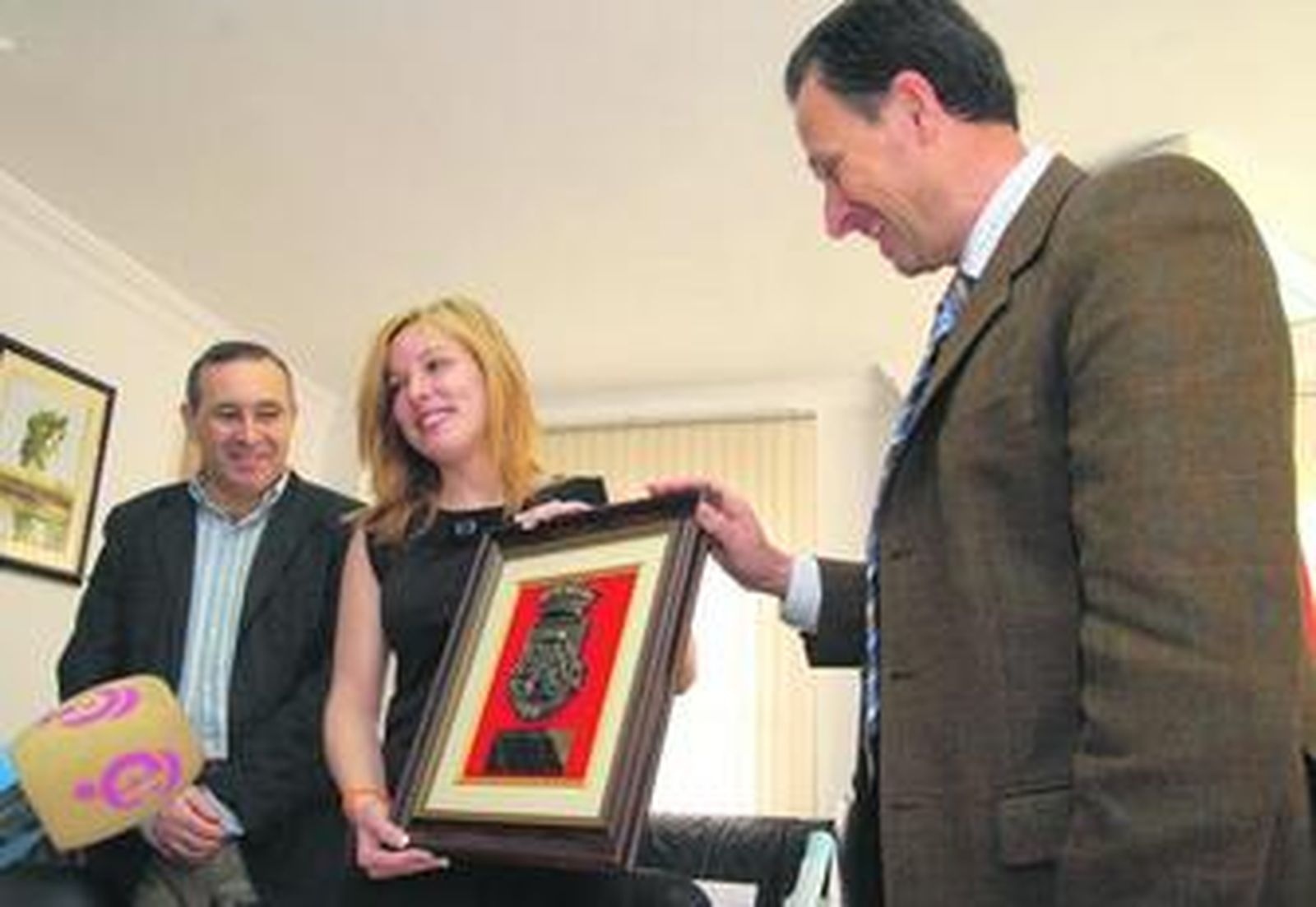 Alejandra recibe un cuadro con el escudo de su ciudad, Chiclana.