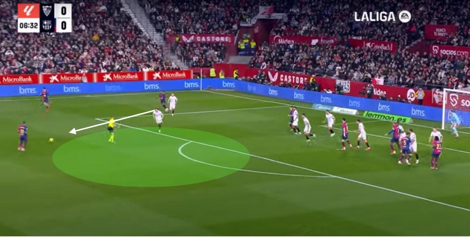 Raphinha recibe sin oposición antes de centrar para el 0-1 de Lewandowski este domingo.