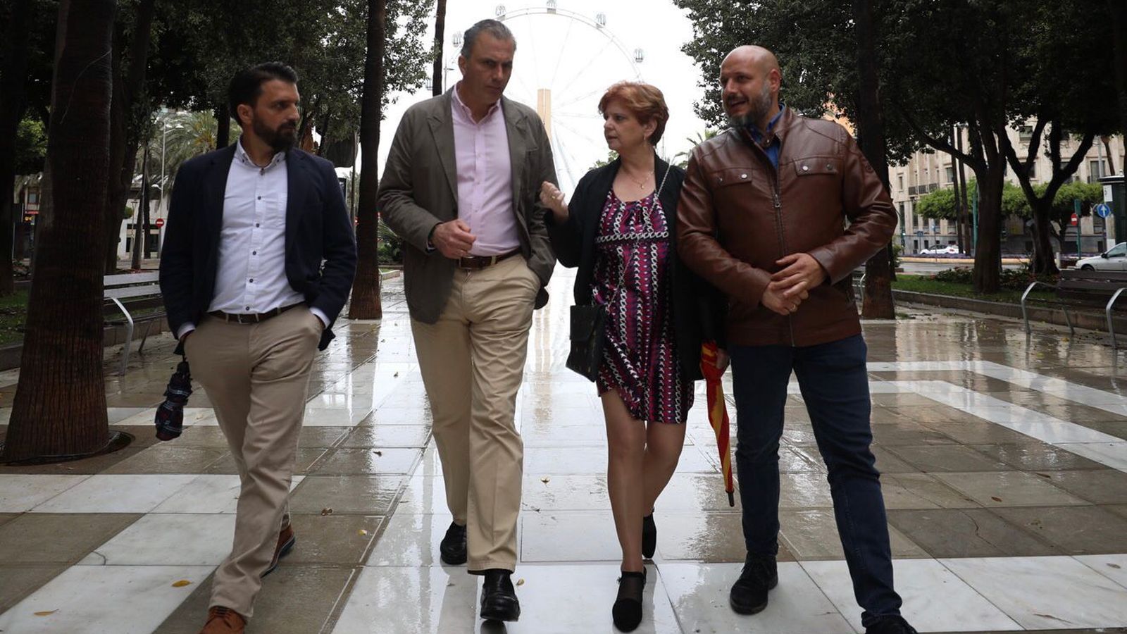 Ortega Smith por las calles de Almería.