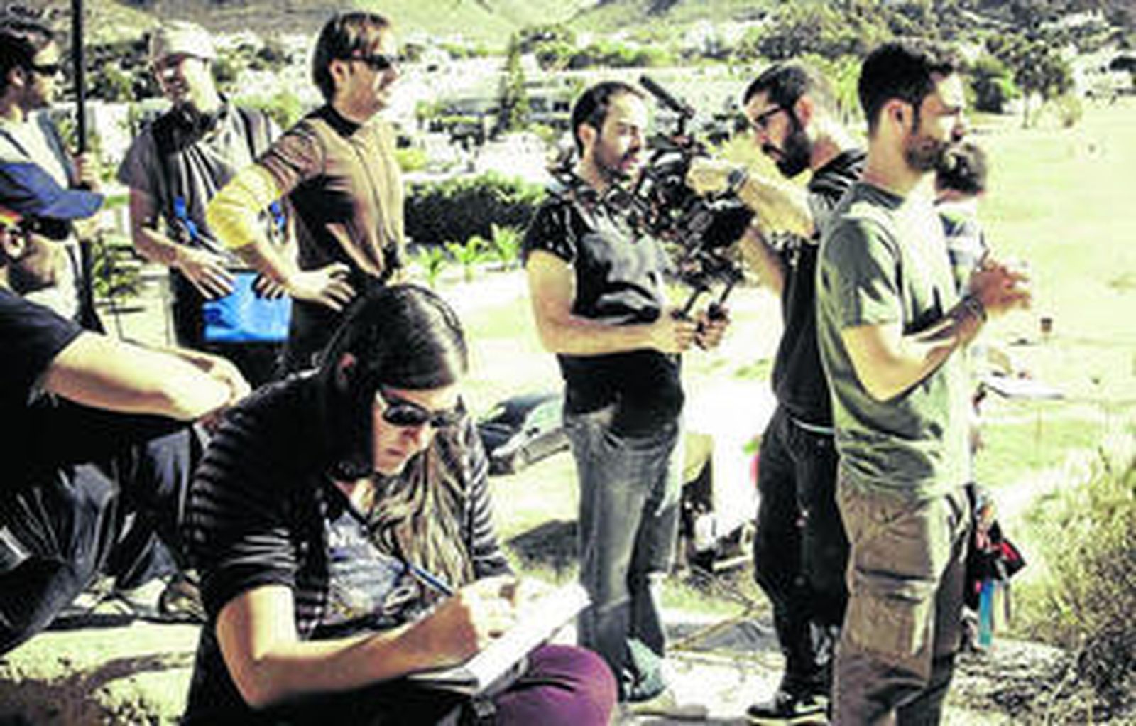 Antiguos alumnos de la EISO durante el rodaje con Juan Francisco Viruega.