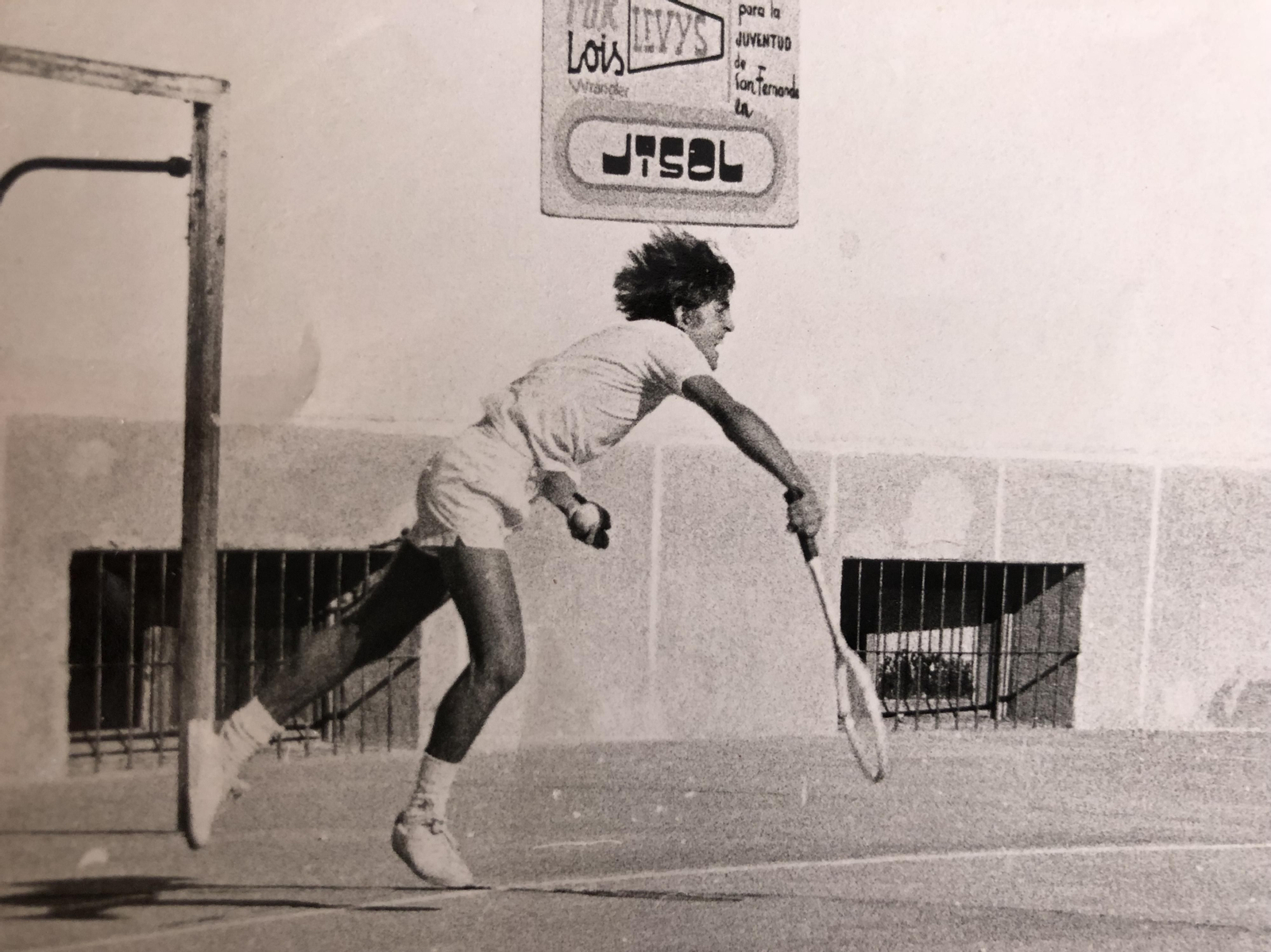 Un joven Luis Espigado efectúa un saque durante un encuentro en La Isla.