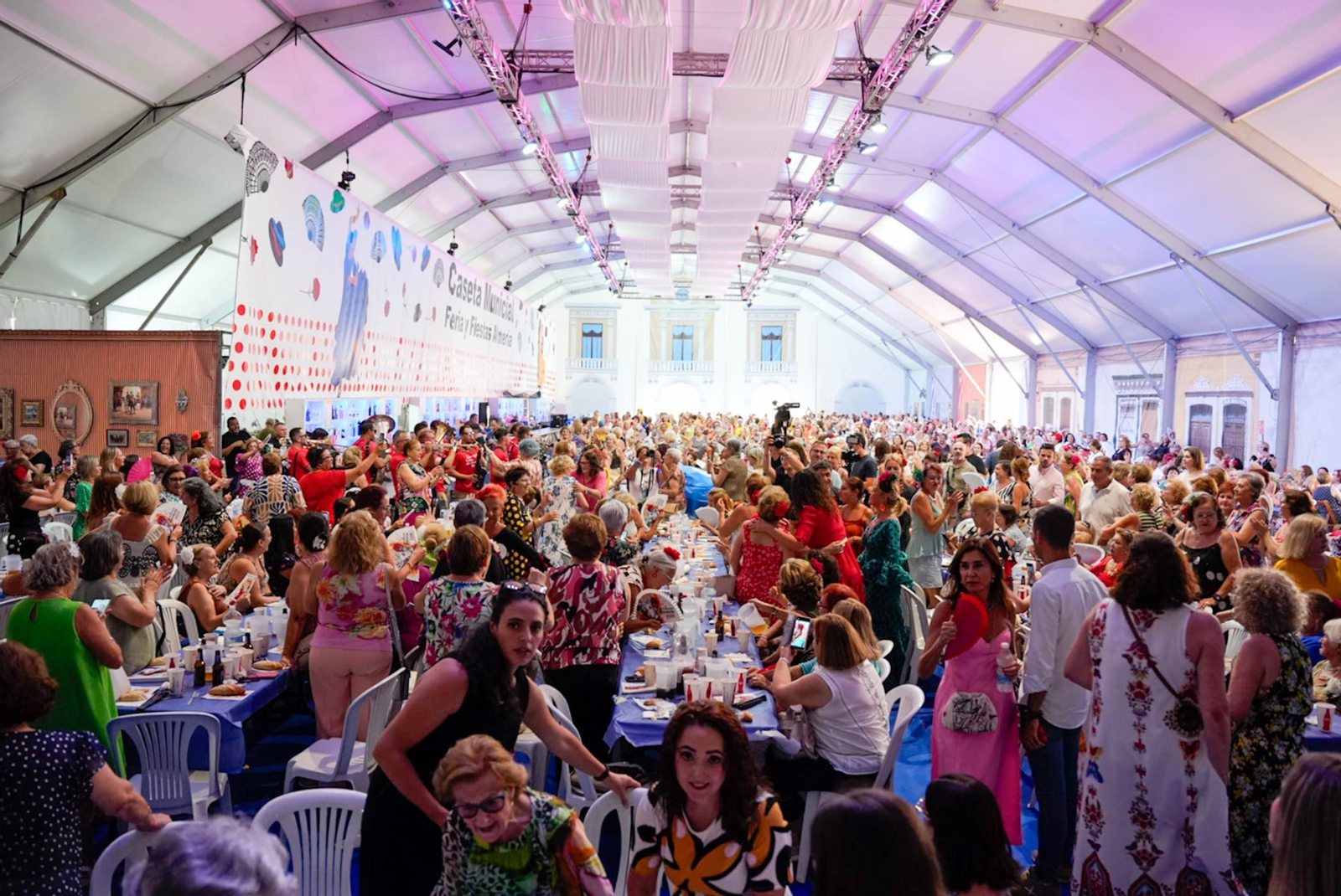 Las fotos de la comida de homenaje a la mujer en la Feria de Almería