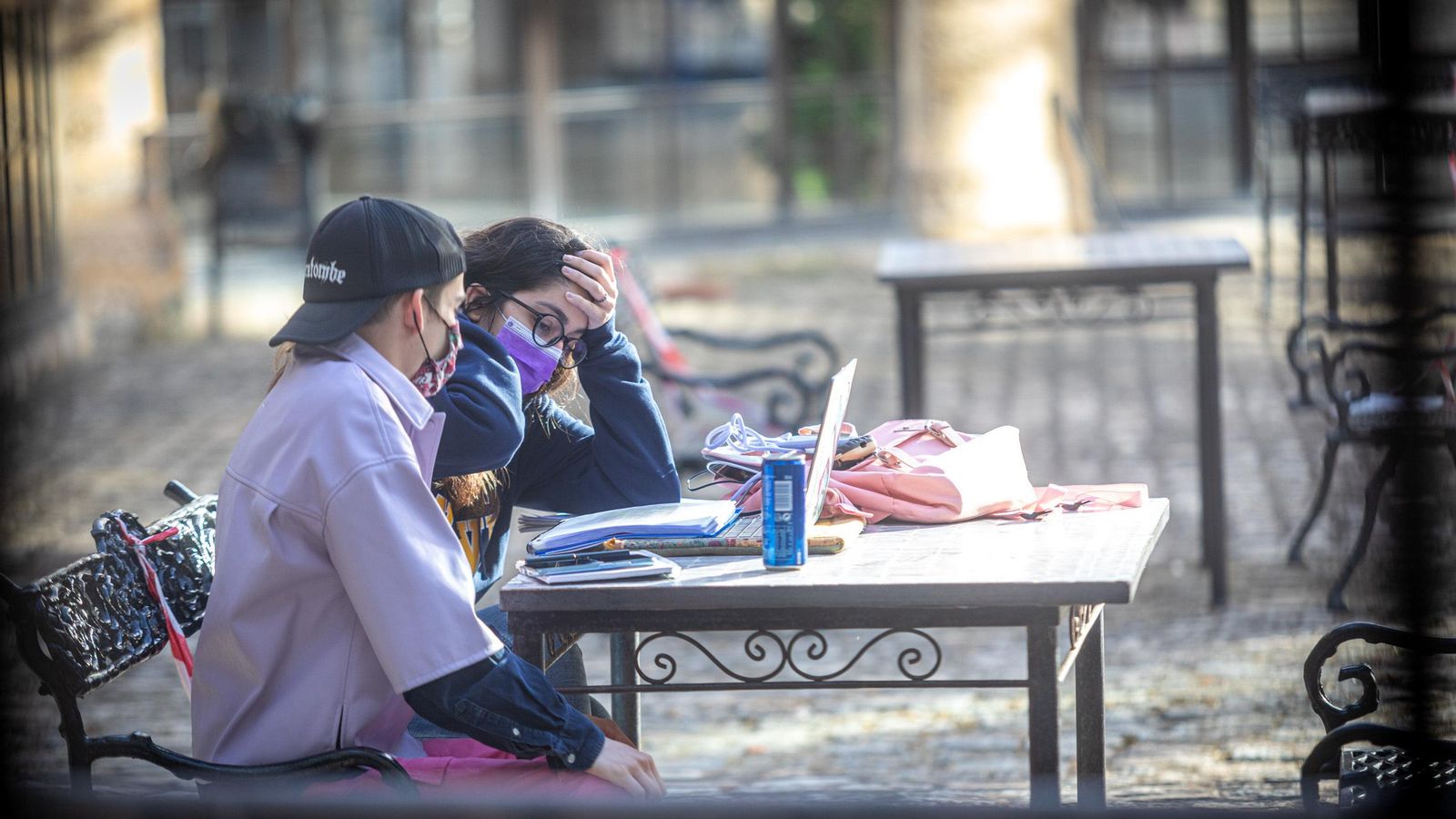 Alumnos en el patio de la Facultad de Filosofía y Letras.