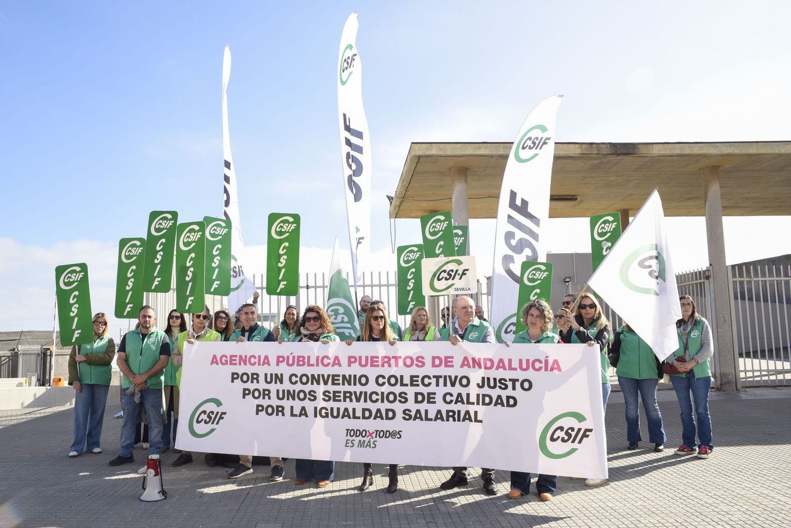 Las fotografías de la concentración de CSIF en La Línea por las mejoras laborales en la Agencia Pública de Puertos de Andalucía