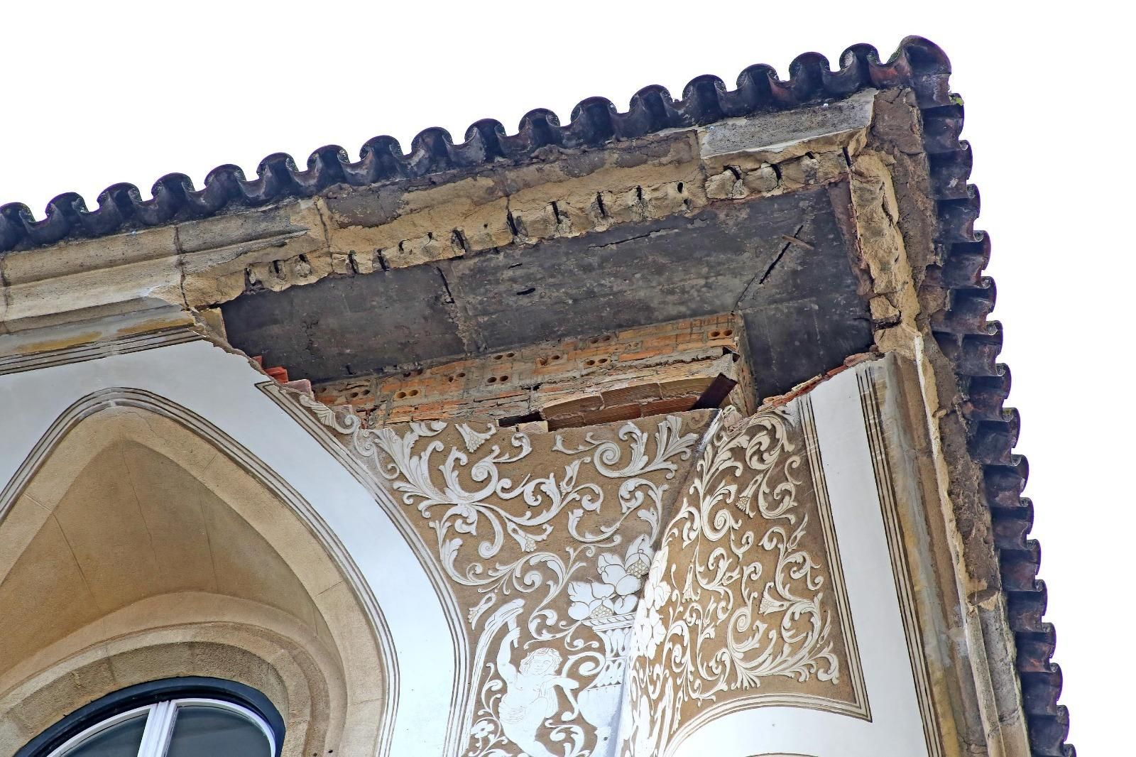 Detalle de la cornisa de Larga con Tornería, resanada pero todavía no reparada.