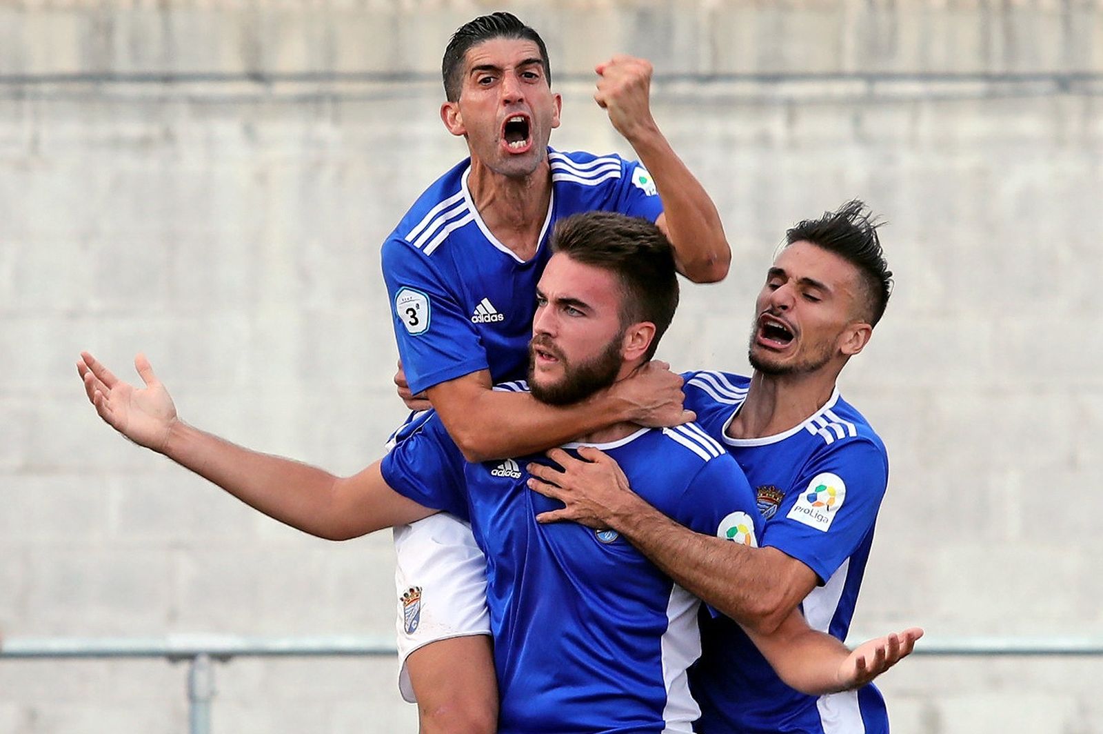 Juan Luna celebra con Sergio Narváez y Parra el gol que le hizo al San Roque de Lepe.