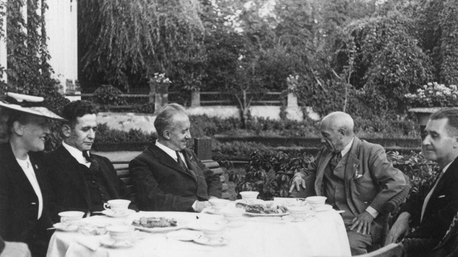 En el centro, Paul Eluard, Pablo Picasso (que mira un perro) y Sánchez Arcas en 1948.