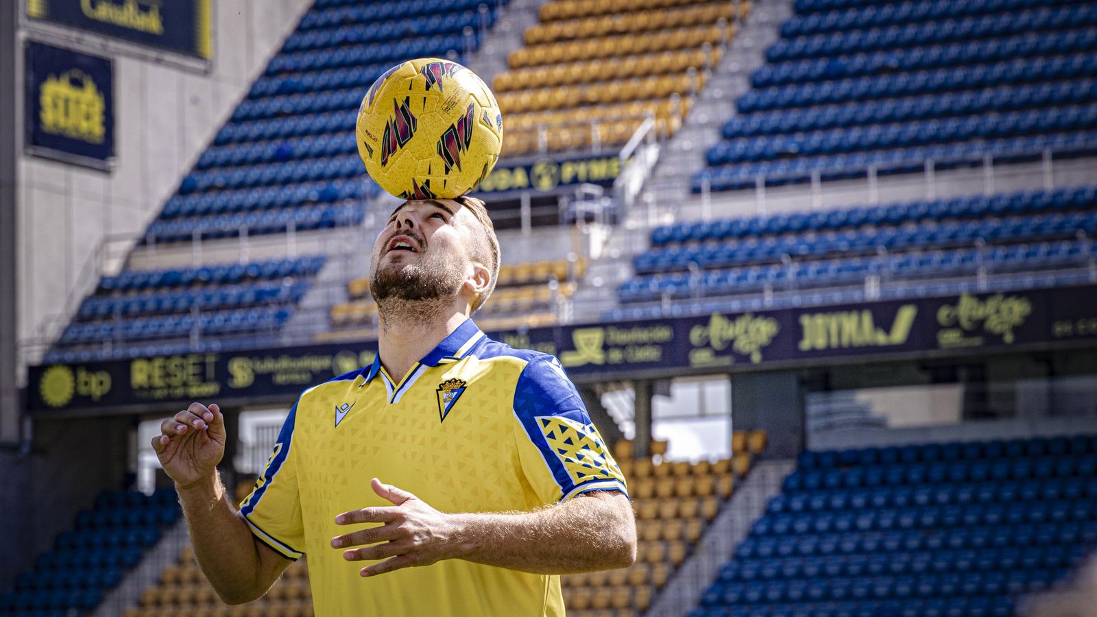 Javi Ontiveros realiza un toque de cabeza con el balón durante su presentación como nuevo jugador cadista.