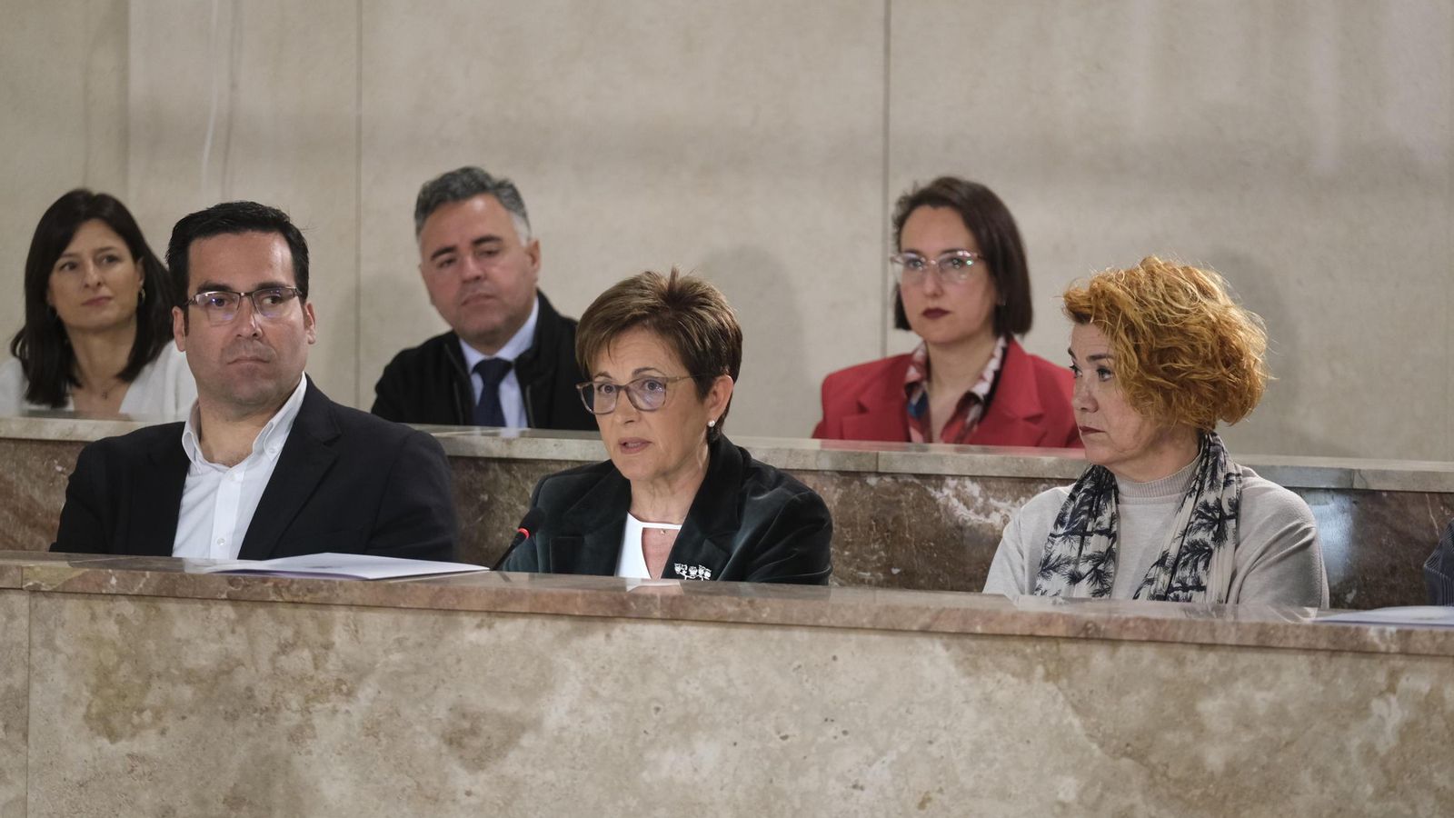 Adriana Valverde, portavoz del PSOE, con sus compañeros de partido, en un momento de su intervención plenaria.