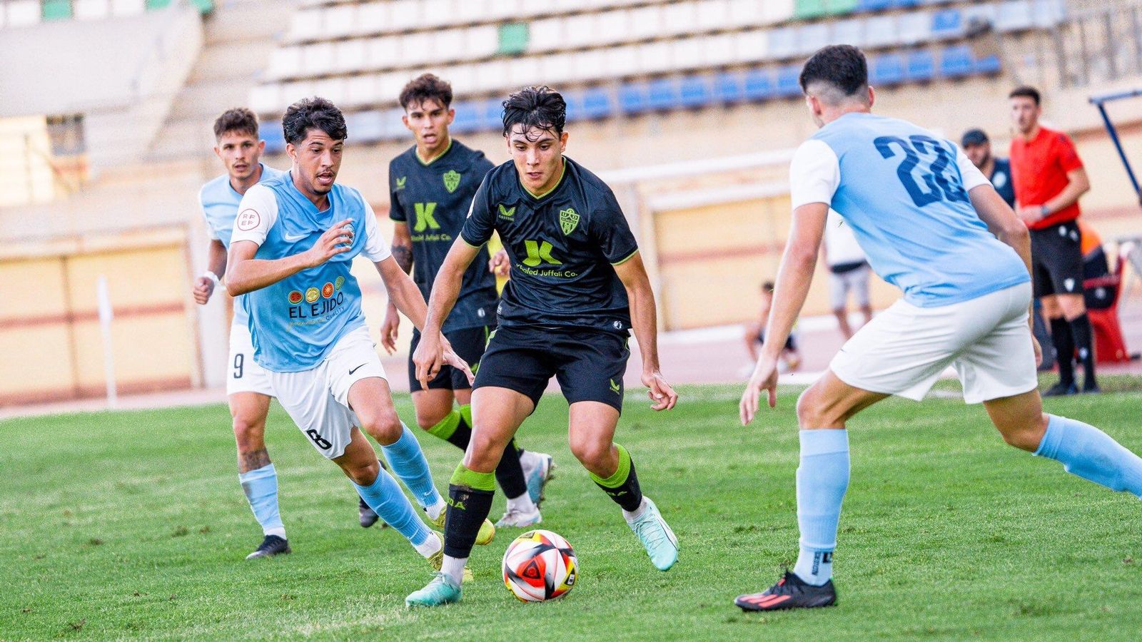 El jugador del filial Joan trata sortear la presión de hasta dos futbolistas del conjunto celeste.