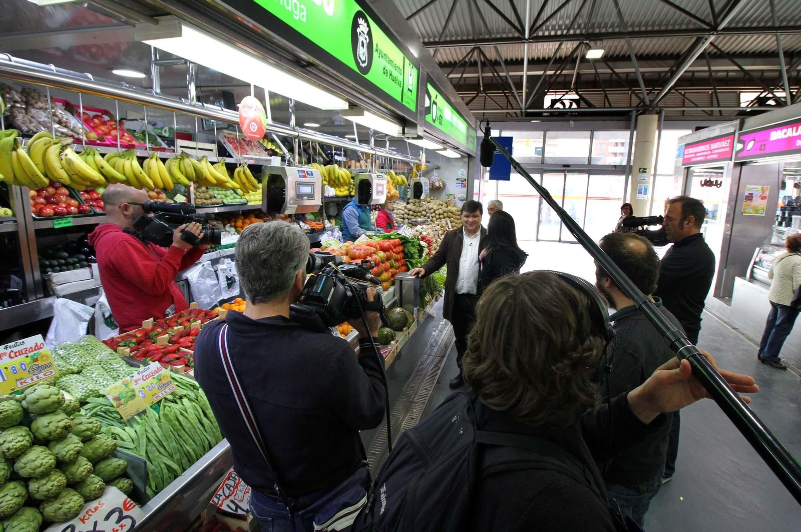 Imágenes de Gabriel Cruz durante la grabación del programa 'Hoy cocina el alcalde'.