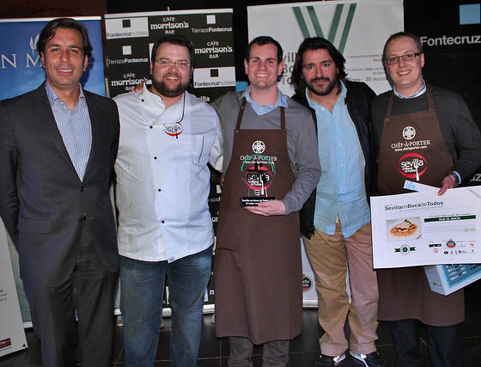 Los sumilleres internacionales José Joaquín Cortés y Rafa Bellido (segundo por la derecha), del jurado, con Manuel Martín (Chinkoa), Alberto Granados (Catalina Casa de Comidas) y Miguel Campo (El Rocío), segundo primer y tercer premio, respectivamente, del apartado ‘Mejor Servicio de Camareros.

Foto: Victoria Ramírez