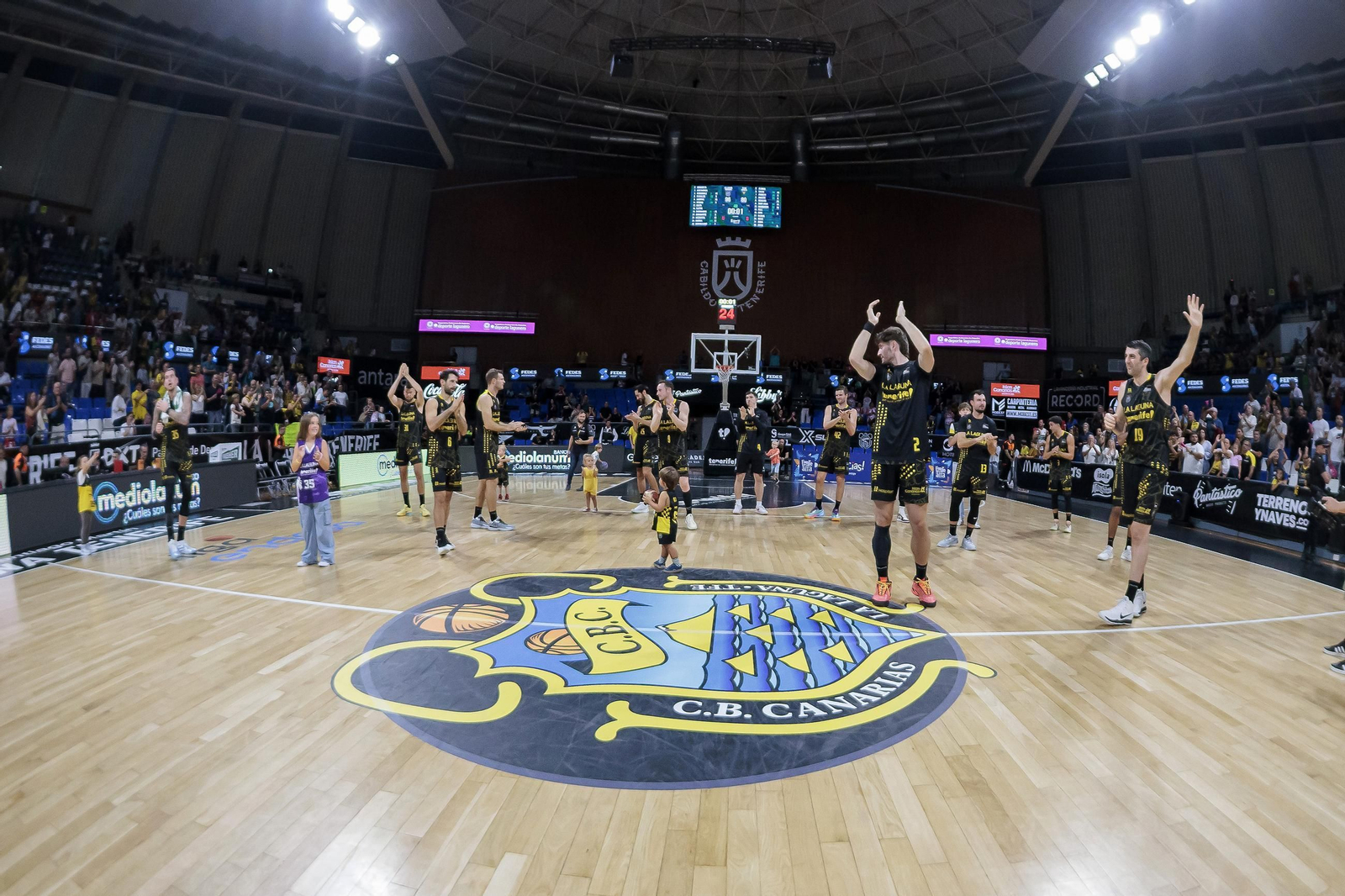 Los jugadores del Tenerife saludan.