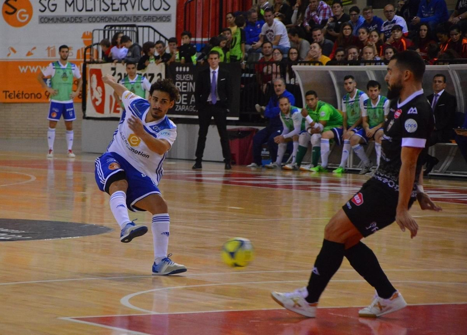 El blanquiverde Giasson intenta taponar un disparo de un jugador del Zaragoza.