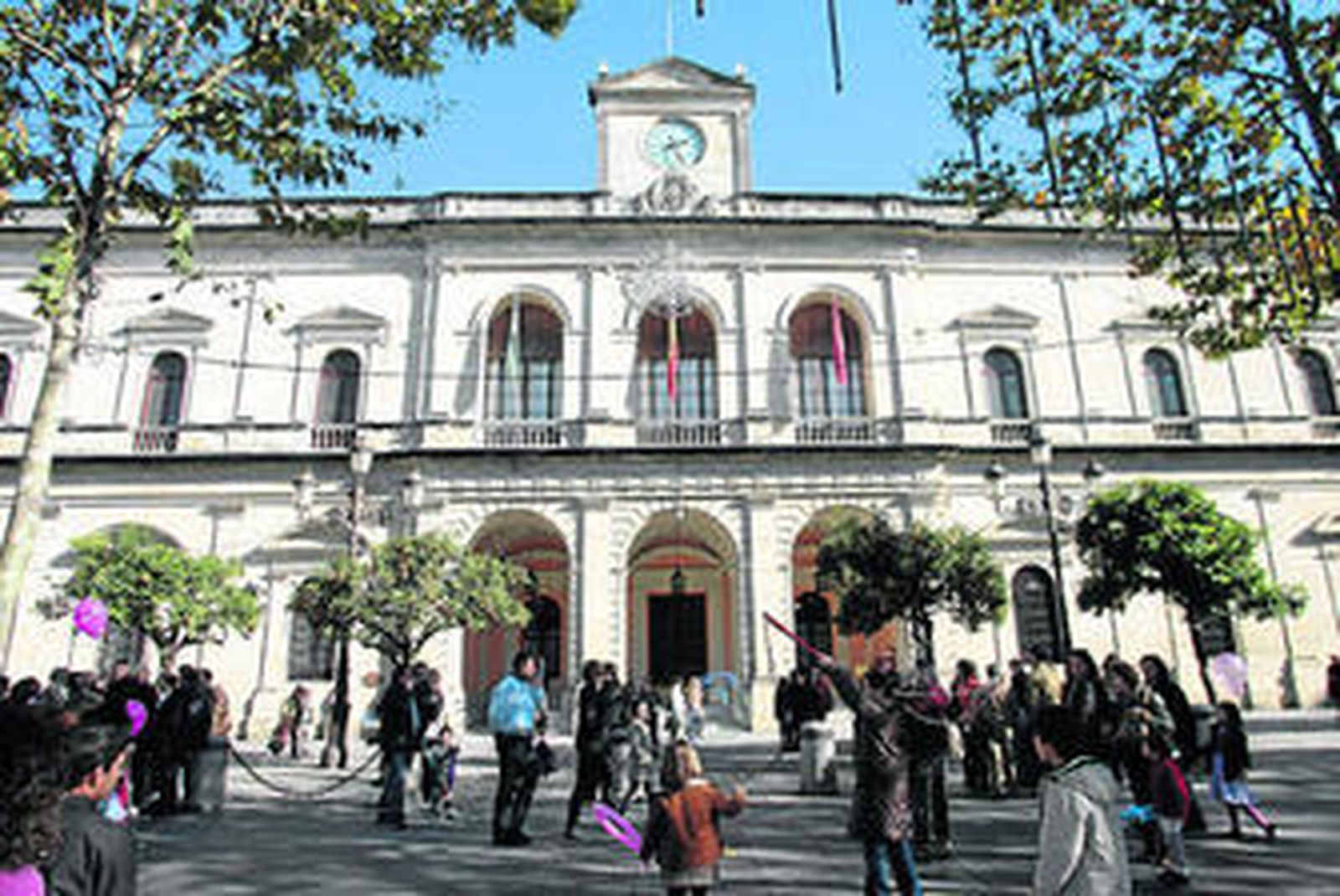 La Administración paralela de Sevilla tiene unos 4.000 empleados y cuesta 500 millones al año