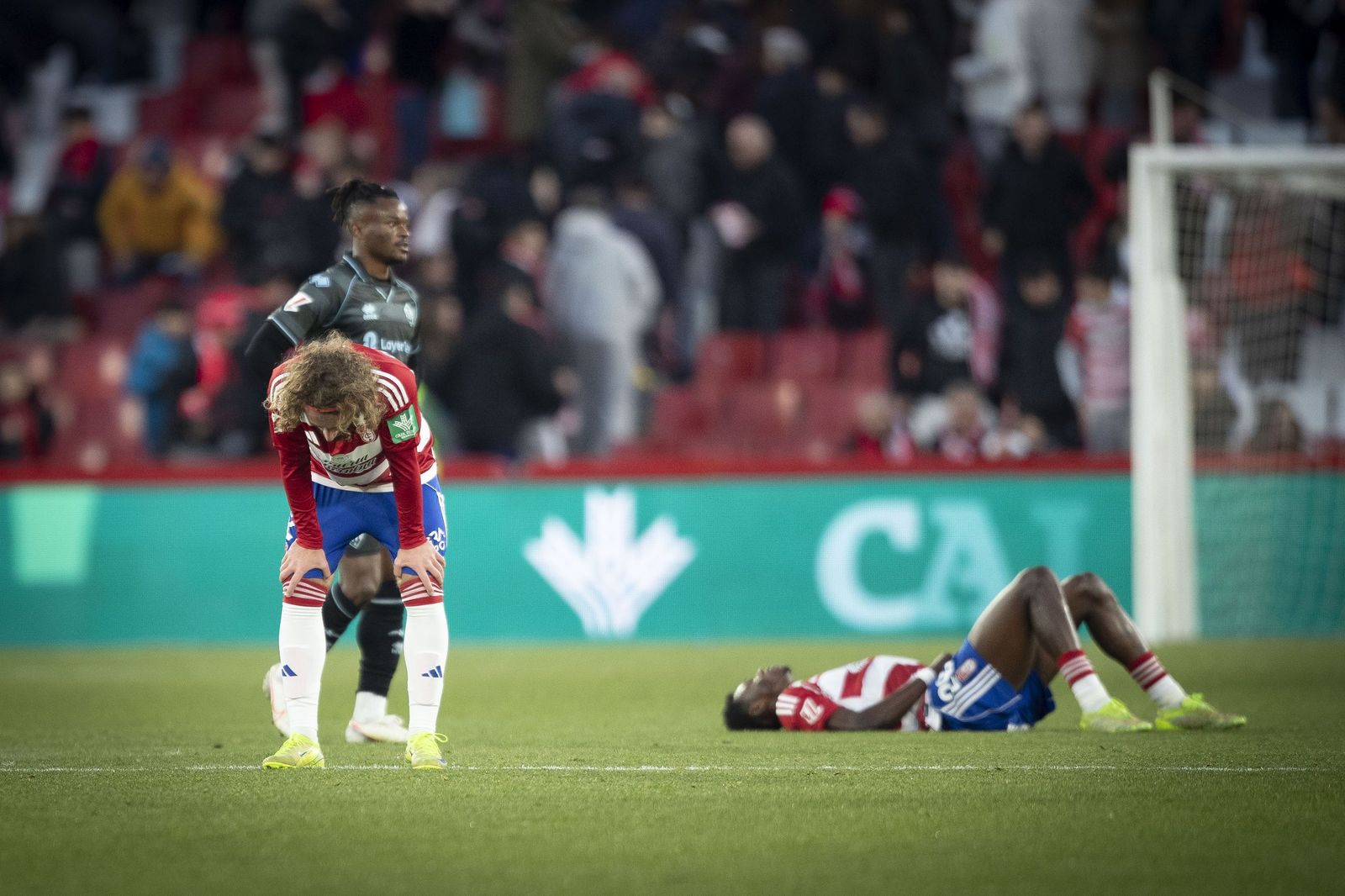 Jugadores del Granada lamentan el empate ante el Castellón