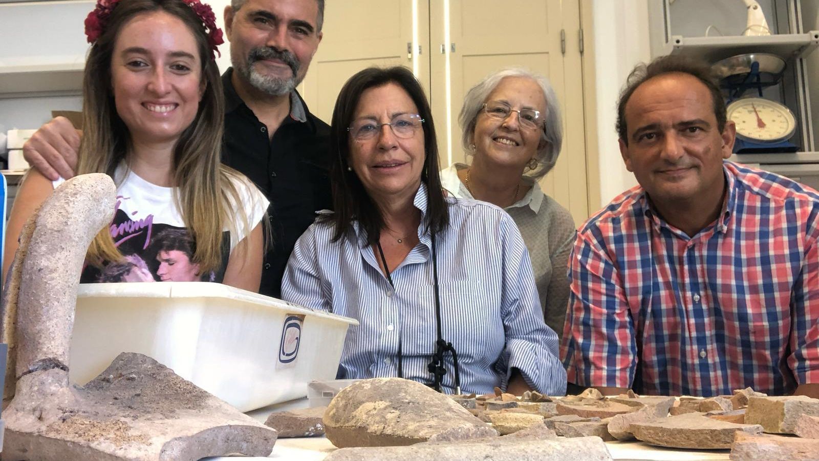 Darío Bernal (derecha) junto al equipo de investigación de Lobos en el Museo de Tenerife