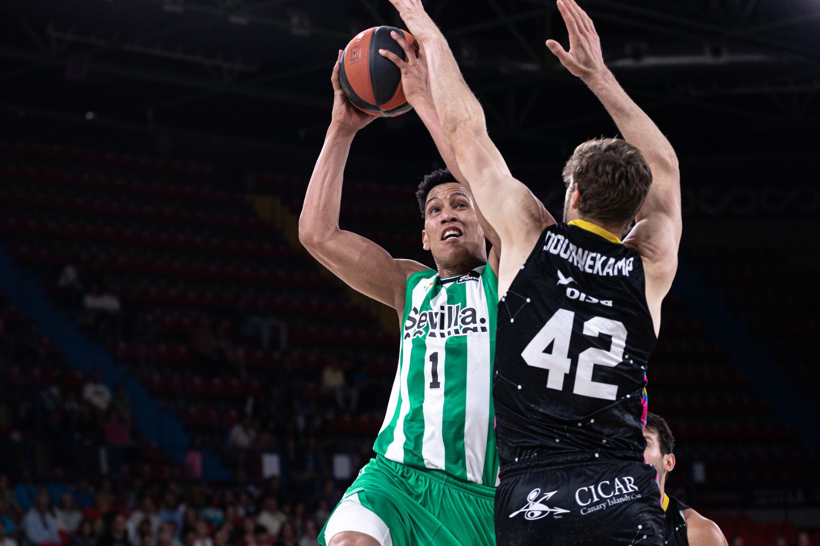 Tyson Pérez entra a canasta con decisión ante la defensa de Doornekamp.