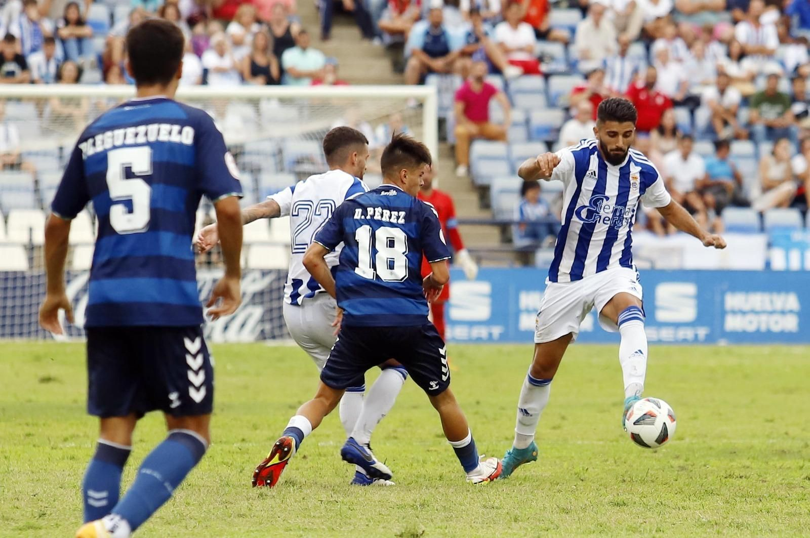 Manu Galán controla el balón en un momento del partido.