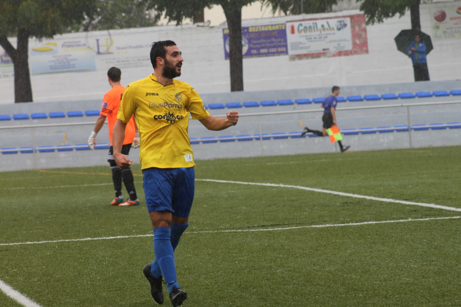 Joselito Cornejo celebra uno de sus numerosos goles con el Conil.
