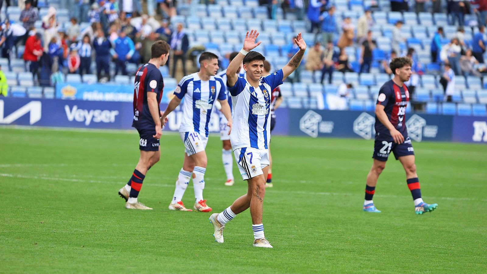 Paolo saluda a la afición al término del encuentro del pasado domingo.