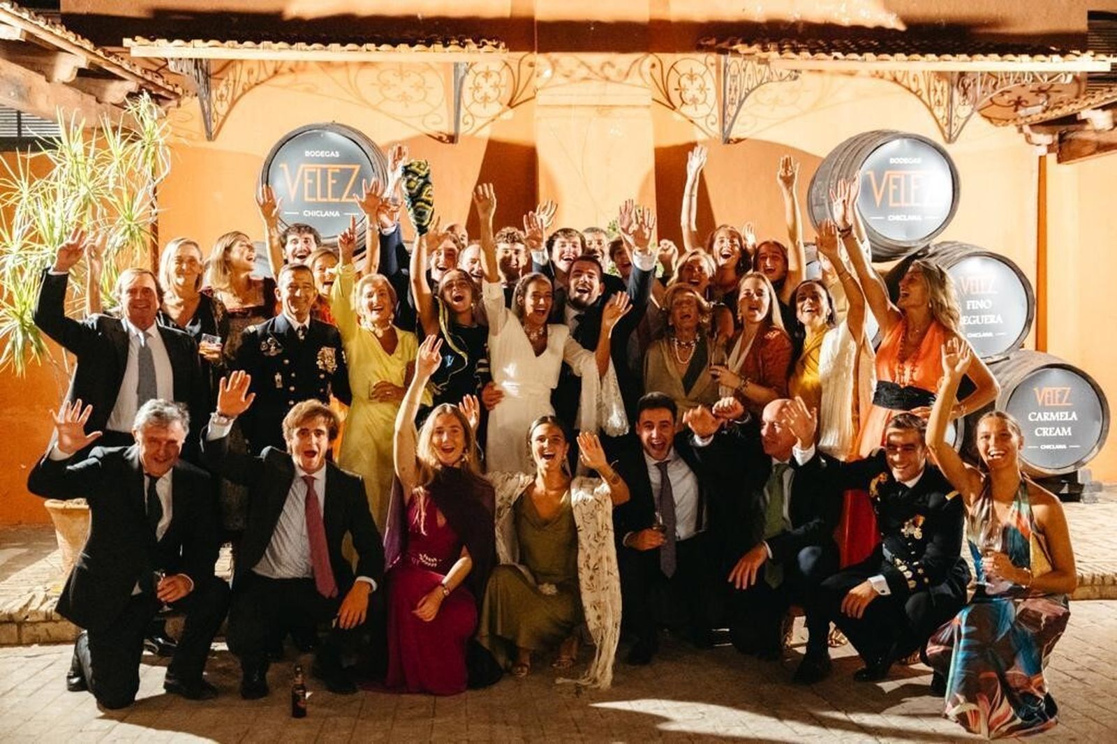 El nuevo matrimonio con un numeroso grupo de invitados durante la celebración, en las bodegas Vélez, en Chiclana de la Frontera.