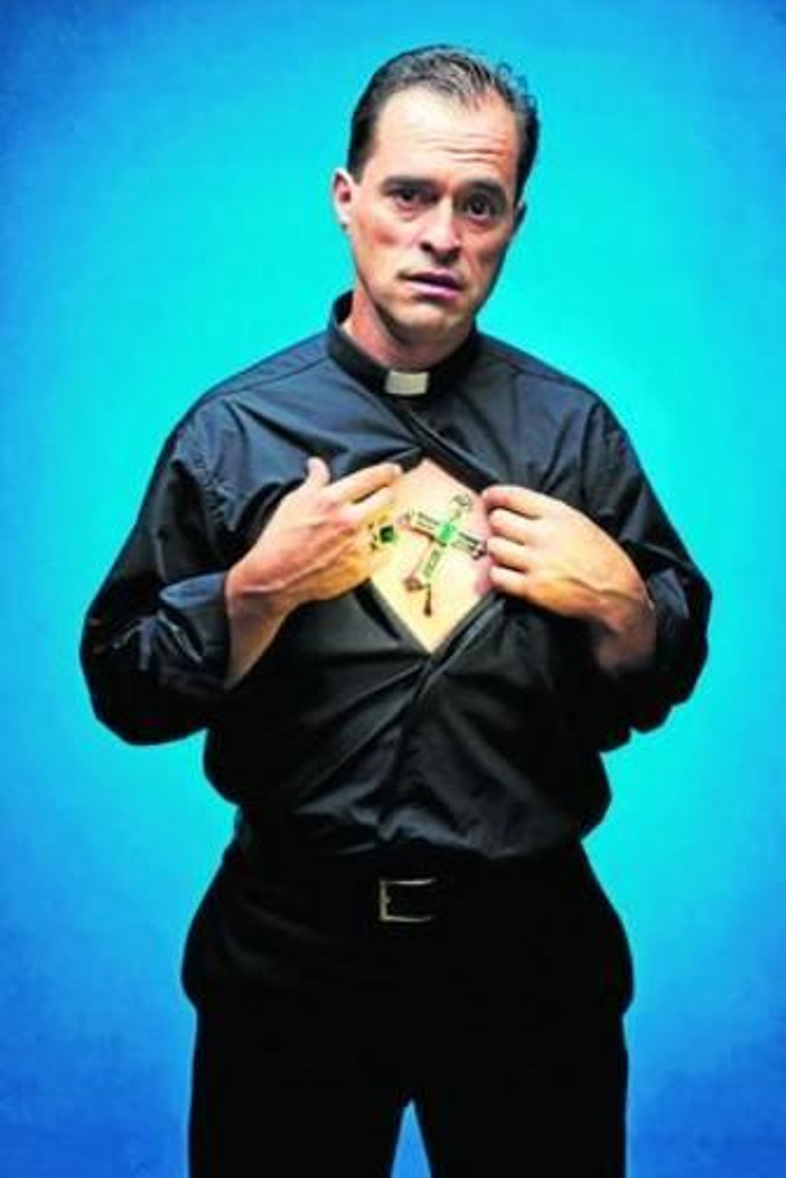 Gregor Acuña, caracterizado como su personaje de inquisidor.