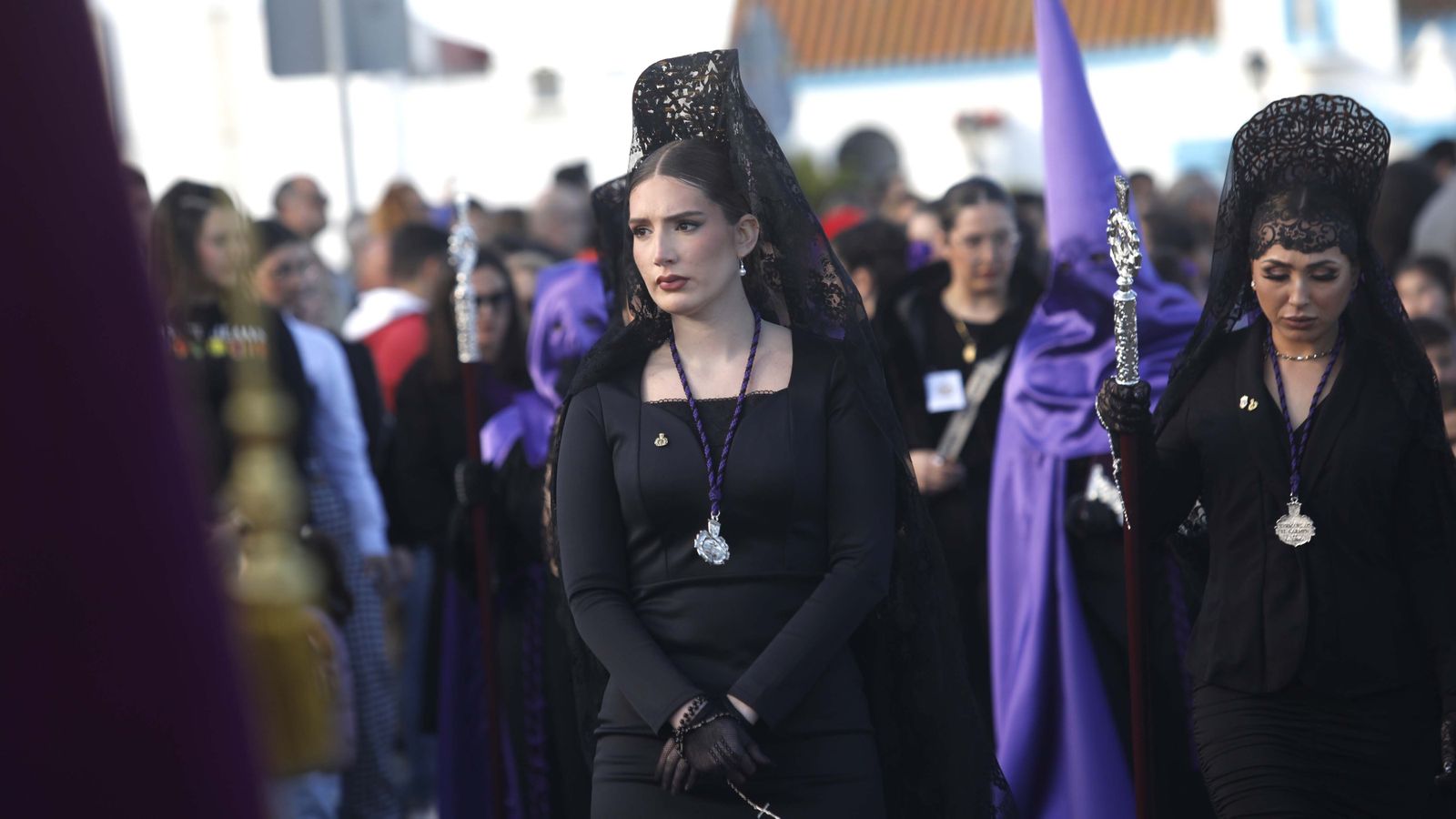 Fotos del Viernes Santo en La Línea: Cristo del Mar y Luz y Esperanza Nuestra, Soledad y Santo Entierro, Cristo del Amor y Misericordia y Amargura.