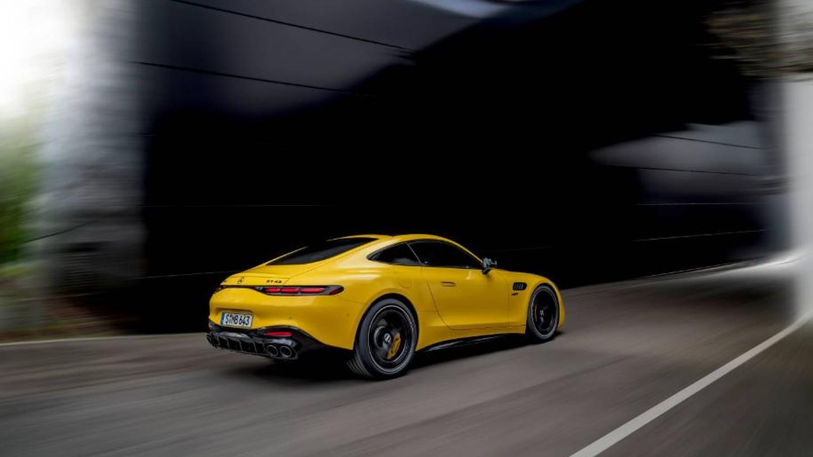 El AMG GT 43 acelera así de 0 a 100 km/h en 4,6 segundos y tiene una velocidad máxima de 280 km/h. El consumo medio combinado es de 10,3 l/100 km, con una emisión media de CO2 de 235 g/km.