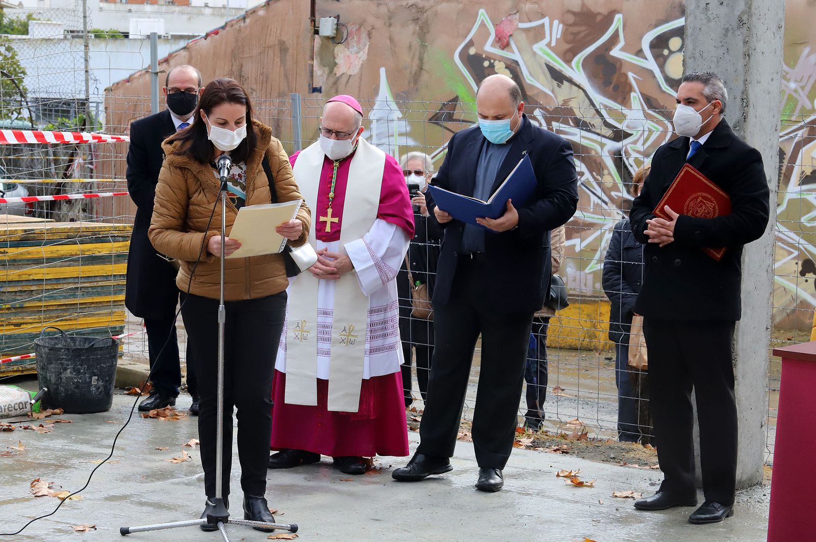 El Obispo de Huelva, Santiago Gómez, coloca la primera piedra de la nueva parroquia de Cristo Sacerdote, en imágenes
