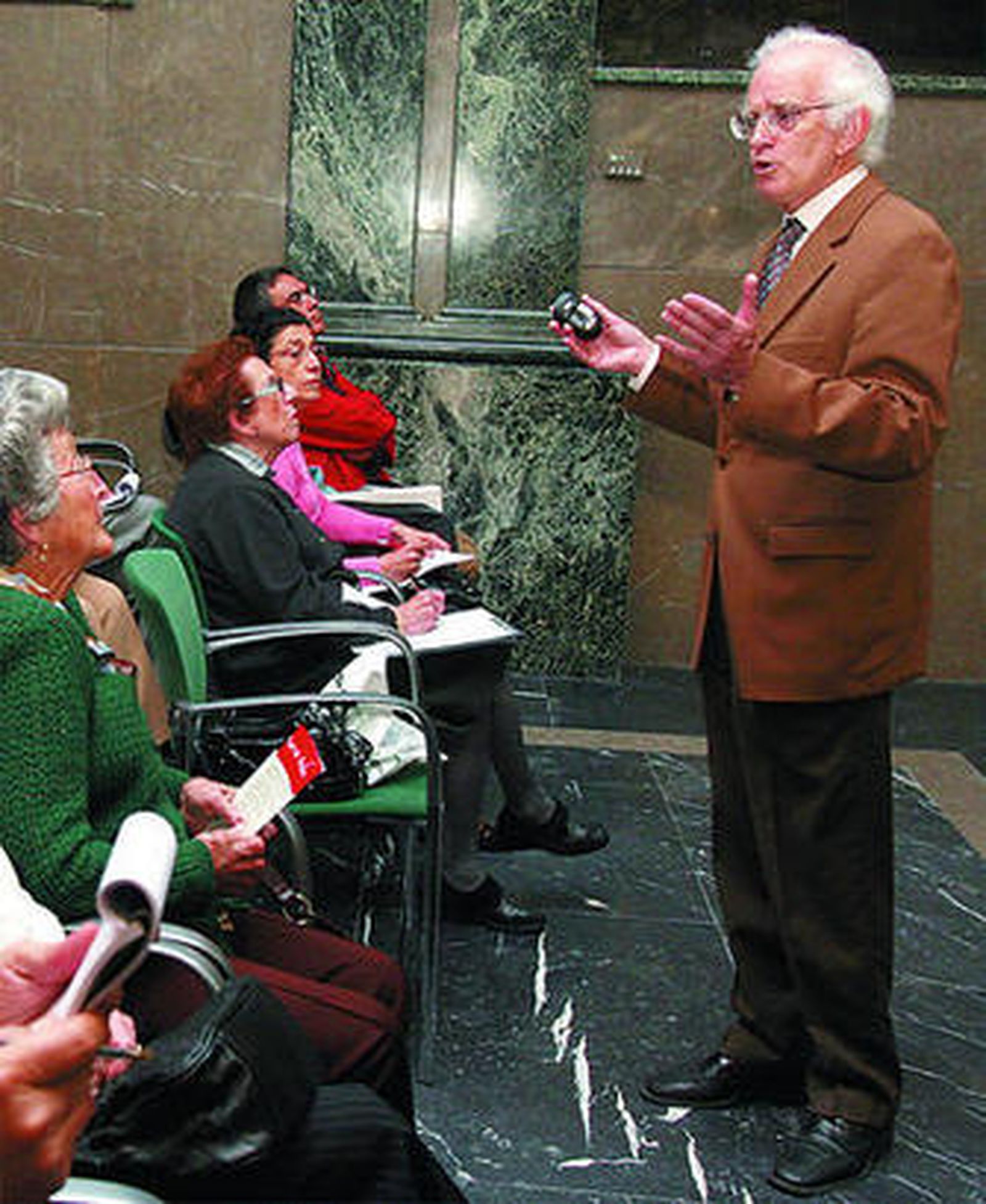 El profesor Marcelino Díez, durante el ciclo de Unicaja.