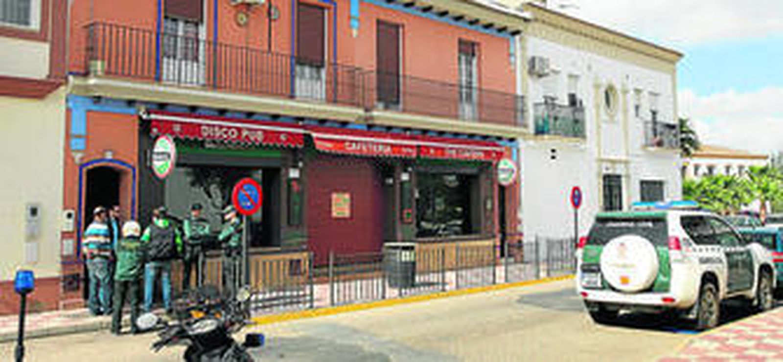 Agentes de la Guardia Civil custodiaron durante toda la jornada la vivienda en la que aparecieron los dos cadáveres.