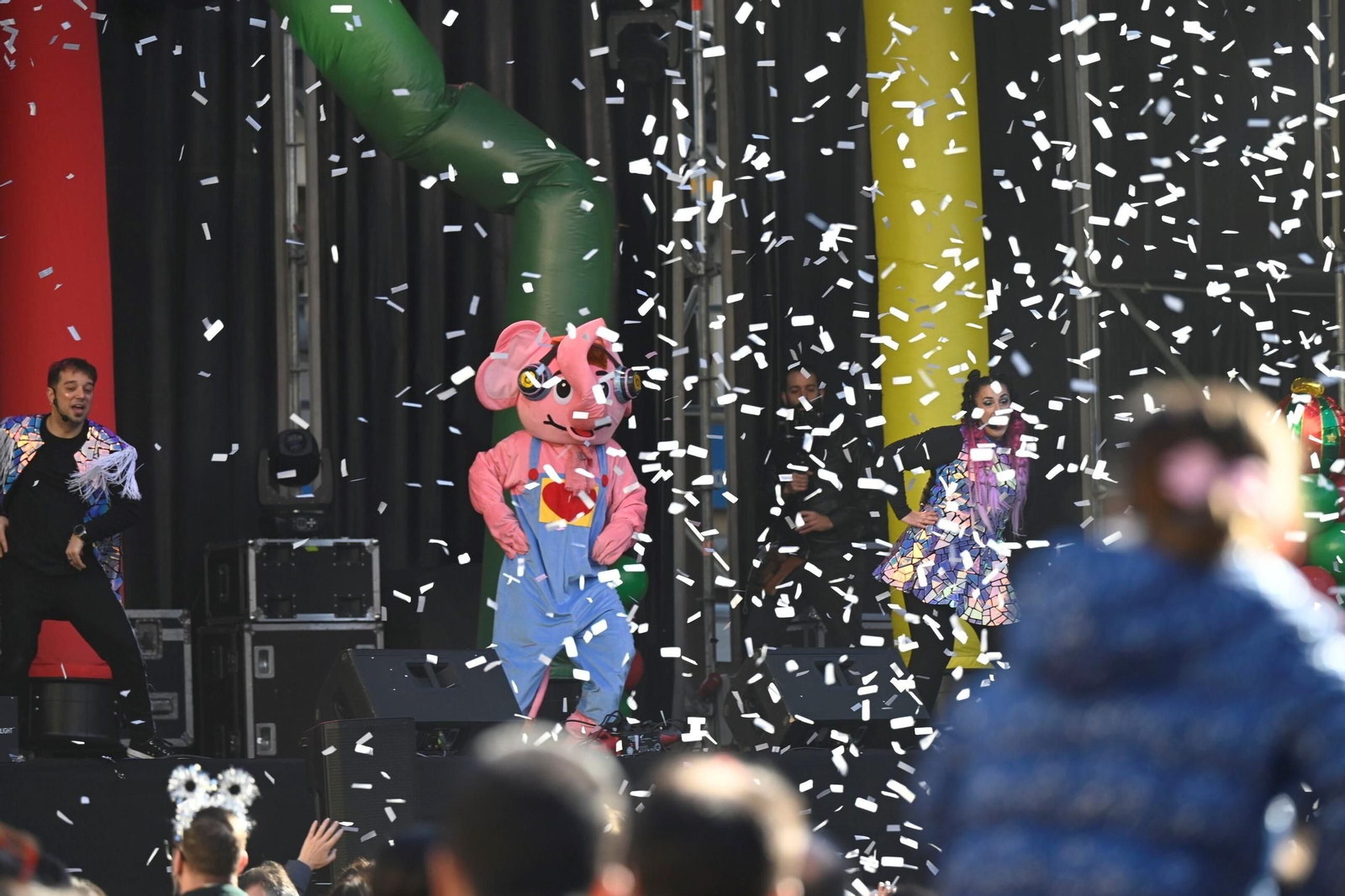 Los niños de Córdoba despiden 2024 con una fiesta infantil y campanadas en las Tendillas, en imágenes