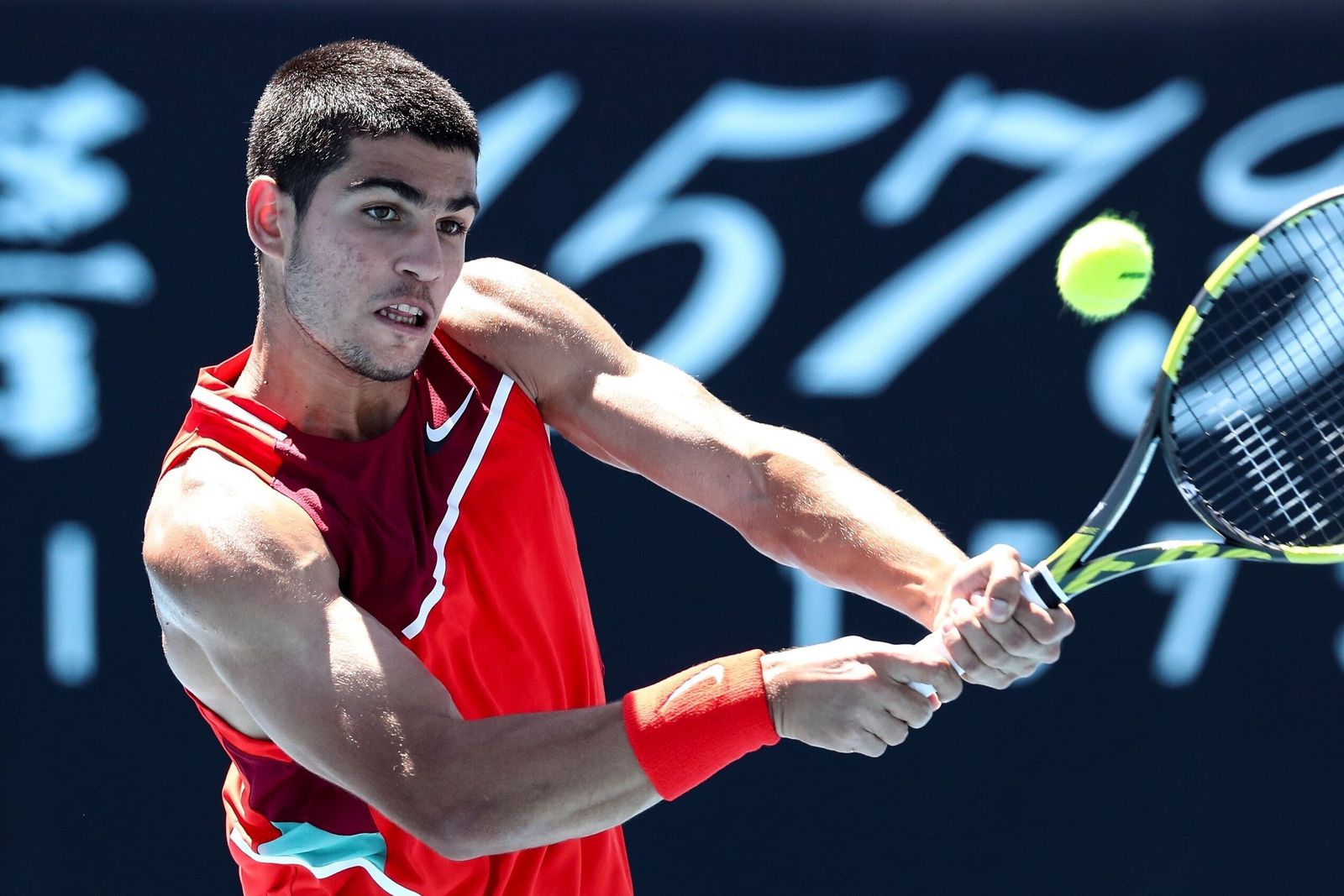 Carlos Alcaraz golpea la bola.