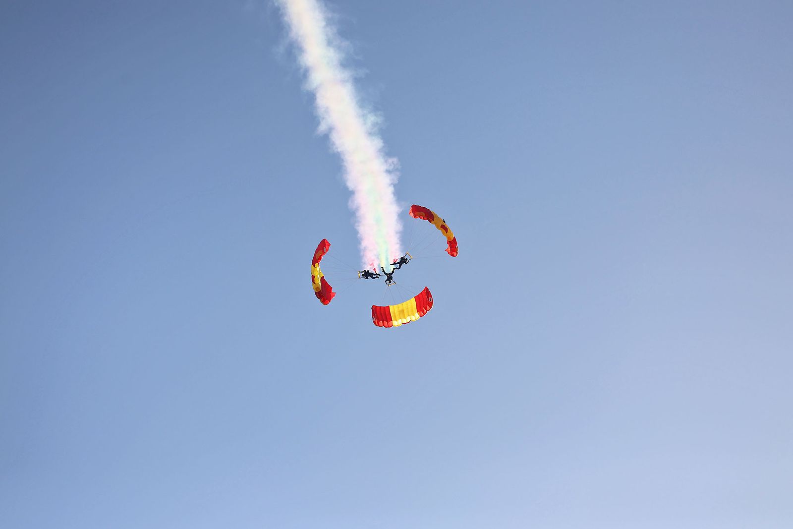 Fotografías de la exhibición aérea de la Patrulla Acrobática de Paracaidismo del Ejército del Aire 'Papea' y de la Patrulla Acrobática de Helicópteros 'ASPA'  en los actos de homenaje al centenario del Plus Ultra presidido por S.M. el Rey Felipe VI