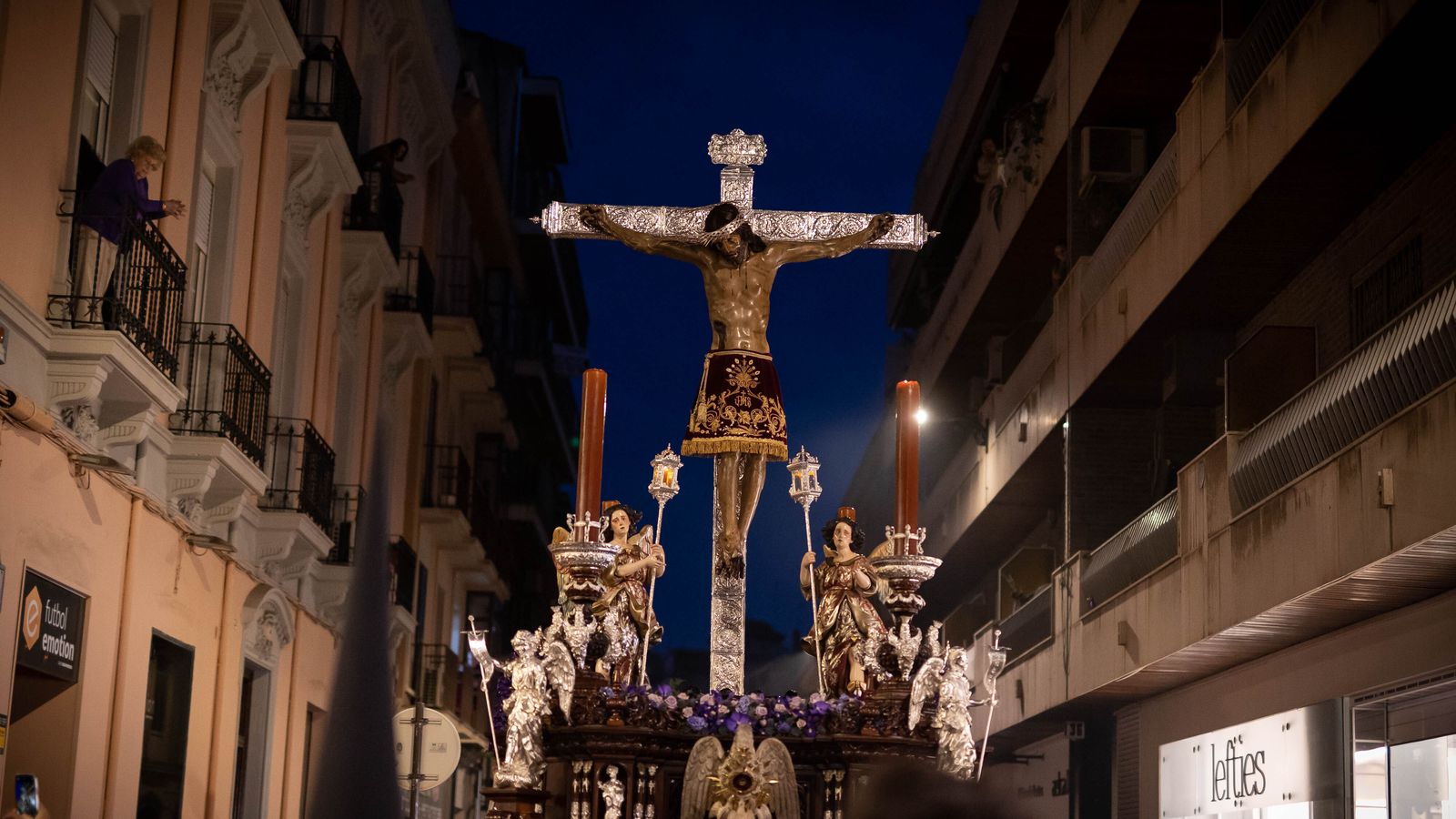 Stmo. Cristo de San Agustín, Sagrado Protector de Granada, por la calle San Antón, Lunes Santo 2023. ARCHIVO (Granada Hoy)
