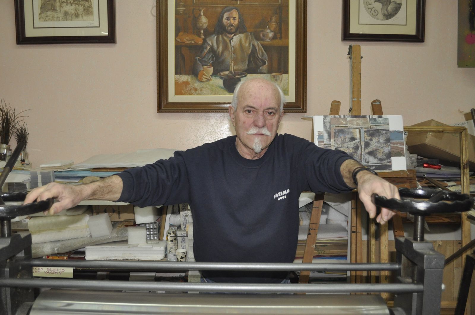 Antonio Egea en su taller en Vélez Rubio.