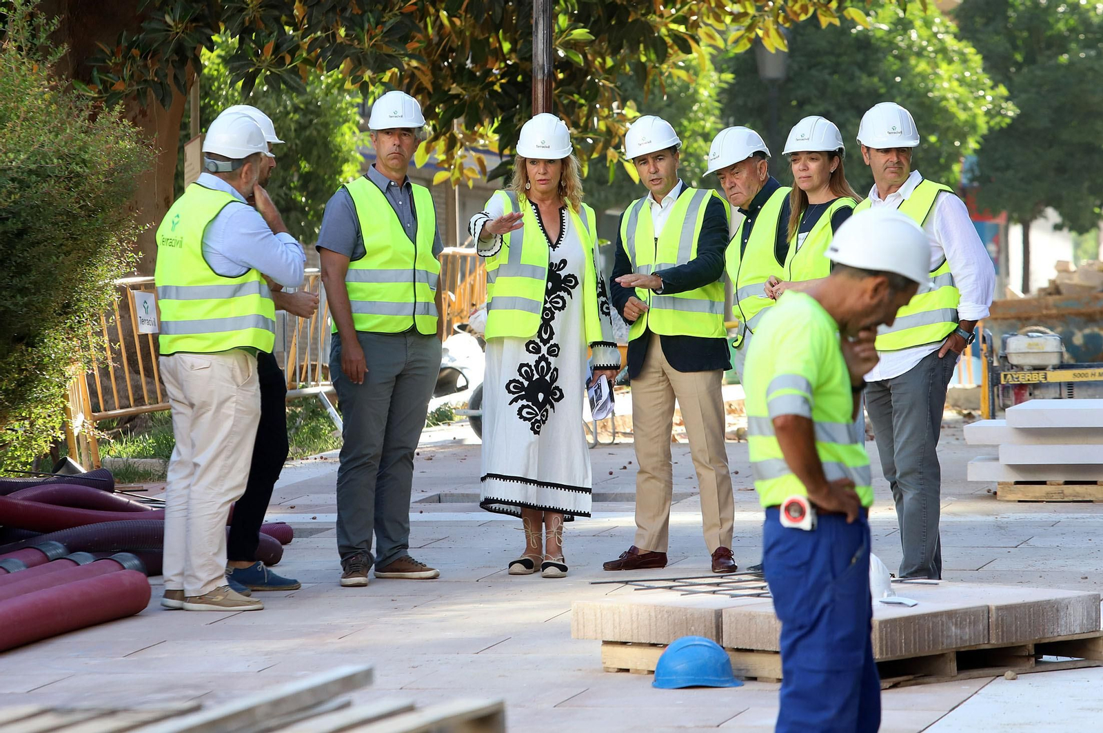 Imágenes de la visita de Pilar Miranda a las obras de peatonalización en la calle Méndez Núñez