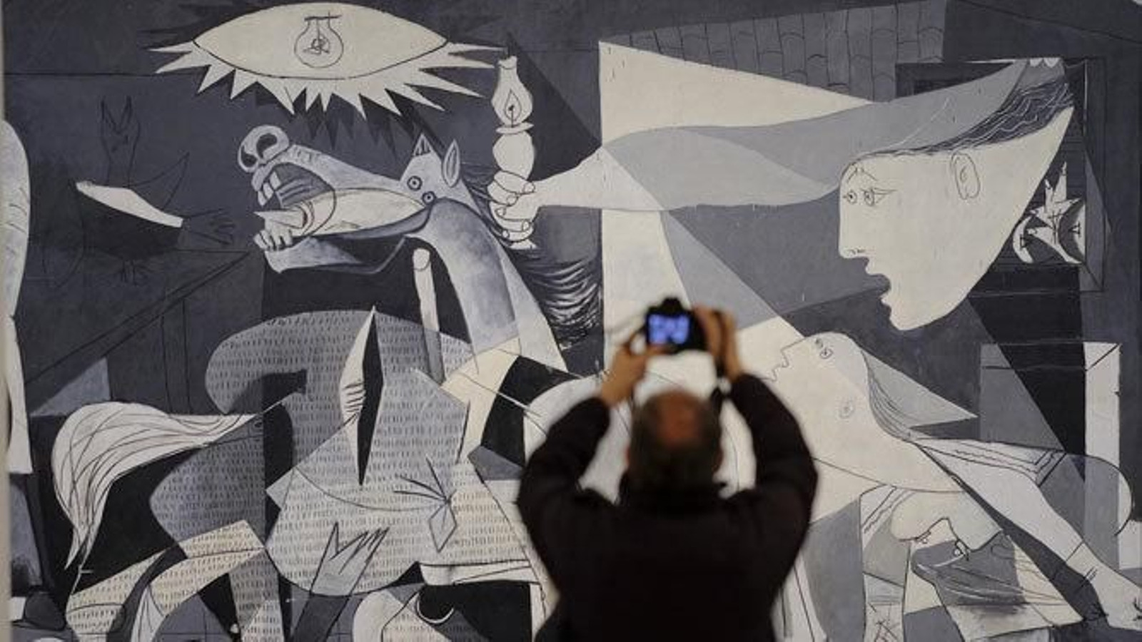 La tela más célebre del arte español ocupa el centro de la exposición.