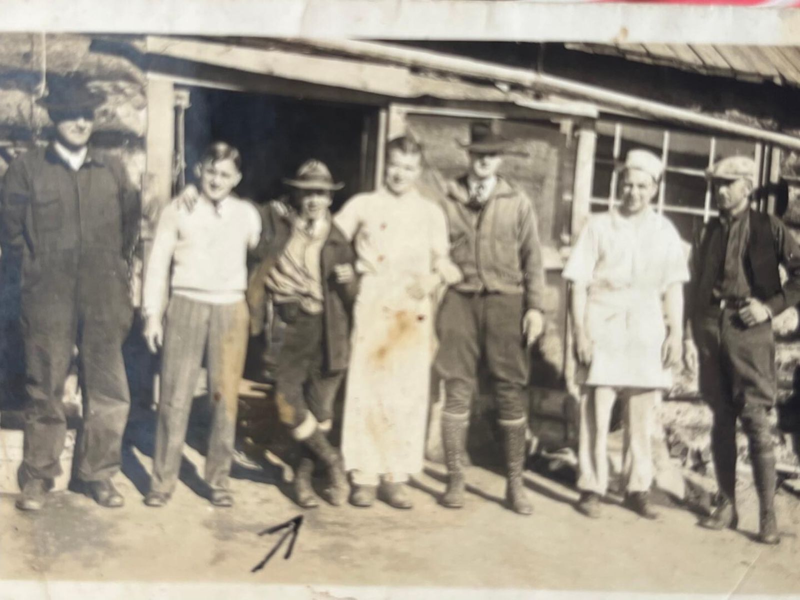 Frank Alba en 1926, el tercero por la izquierda, con su equipo durante la organización de una de sus cacerías.