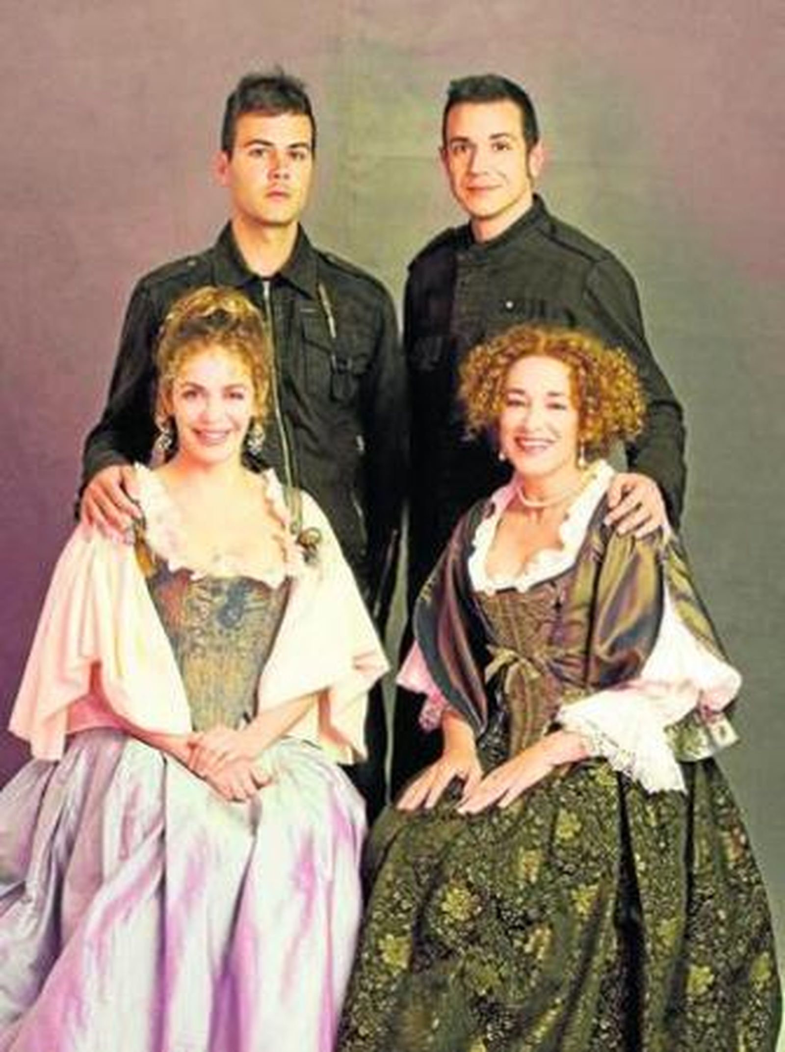 Paco Bezerra (a la izquierda) con Luis Luque, director de escena y las actrices María Adánez y Cristina Marcos.