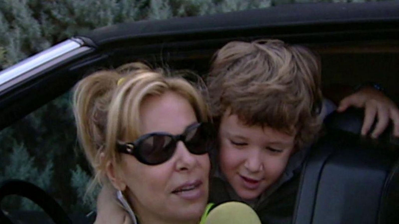 Ana Obregón respondiendo a los periodistas en su coche mientras su hijo le reprende. Ana Obregón respondiendo a los periodistas en su coche mientras su hijo le reprende.