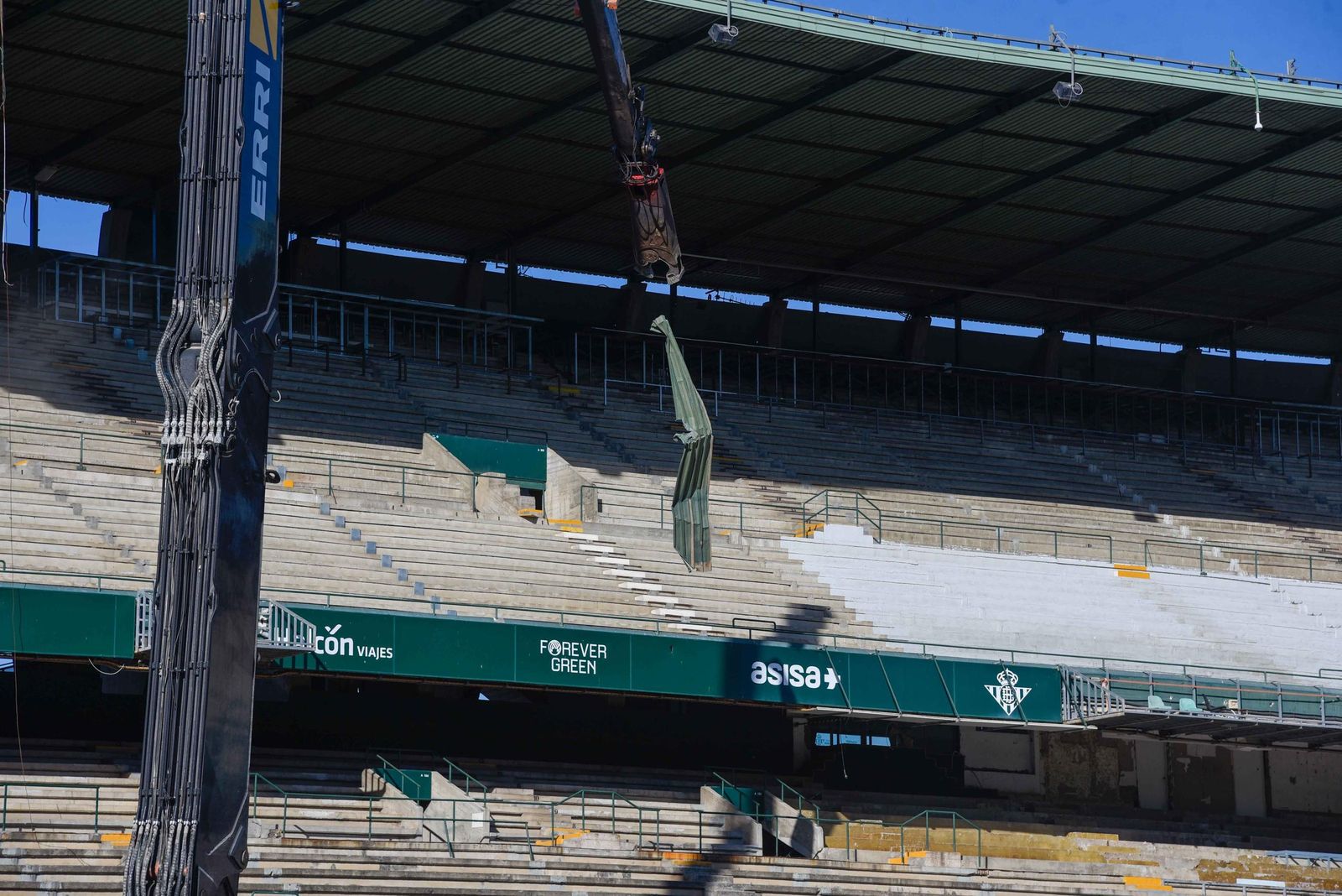 Las imágenes de la retirada de la cubierta de preferencia del Benito Villamarín