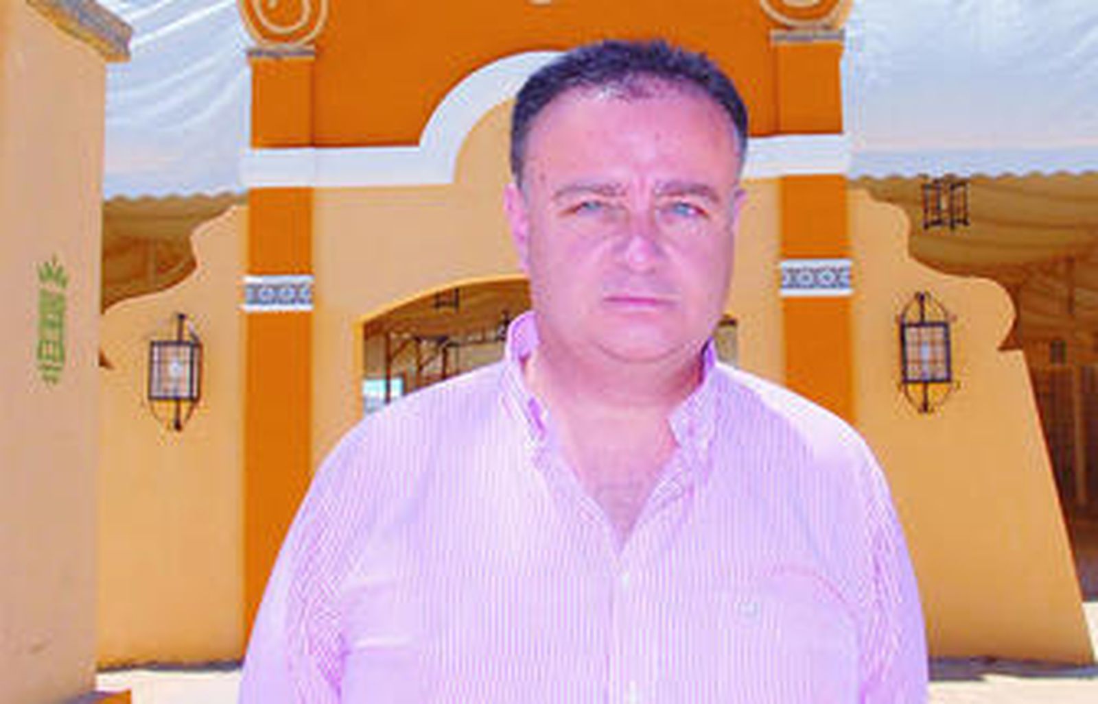 El delegado municipal de Fiestas, Jesús Perulero, ante la puerta de la caseta municipal.