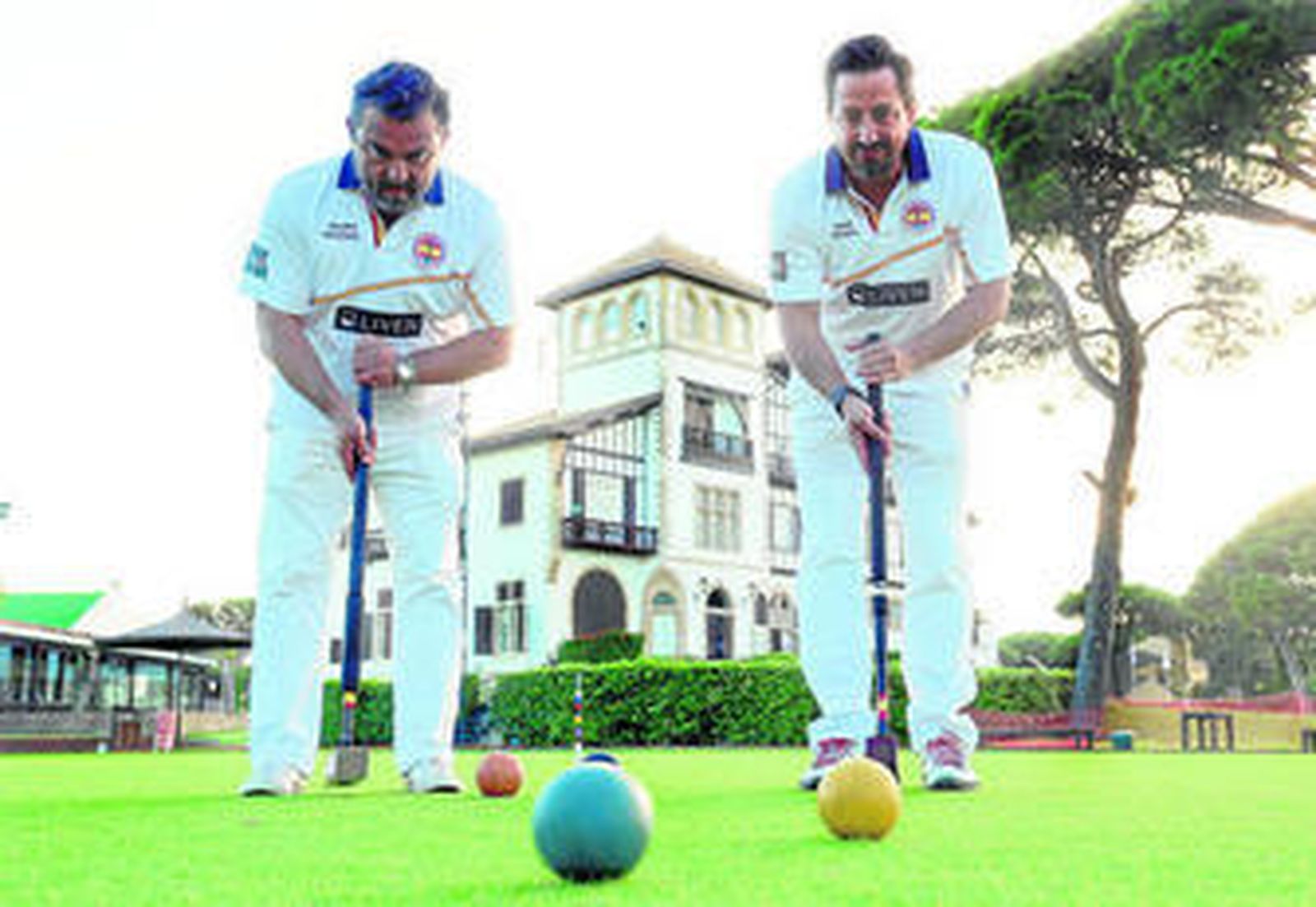 Rafael Romero (i) y Basilio Iglesias (d) se ejercitan en un entrenamiento en las pistas de Vistahermosa, en El Puerto de Santa María.